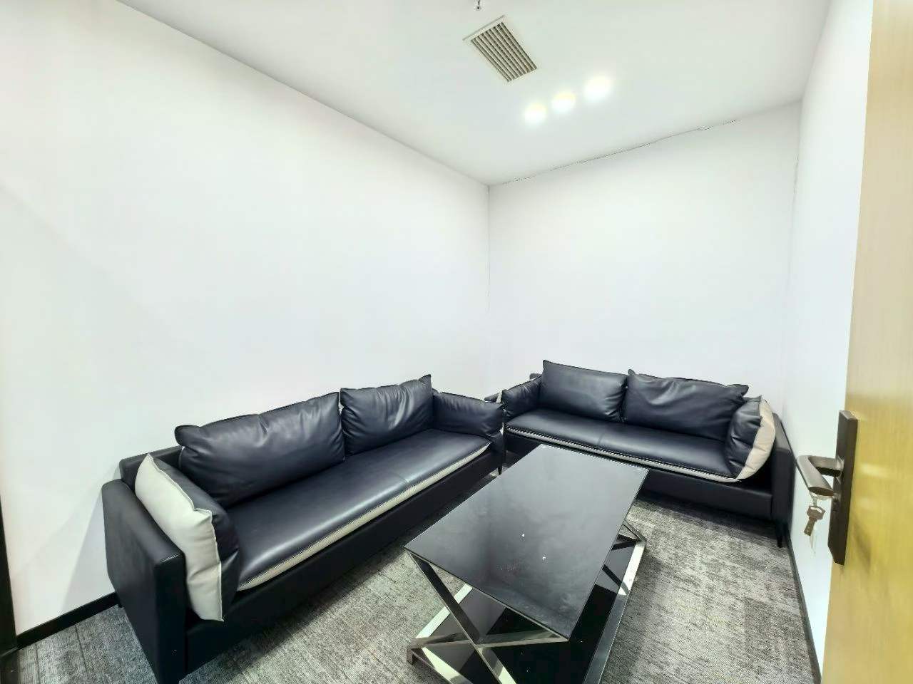 环球中心东区朝内带阳台户型 4隔间30工位 258平 报价含物费 价格可谈 环球中心办公室出租