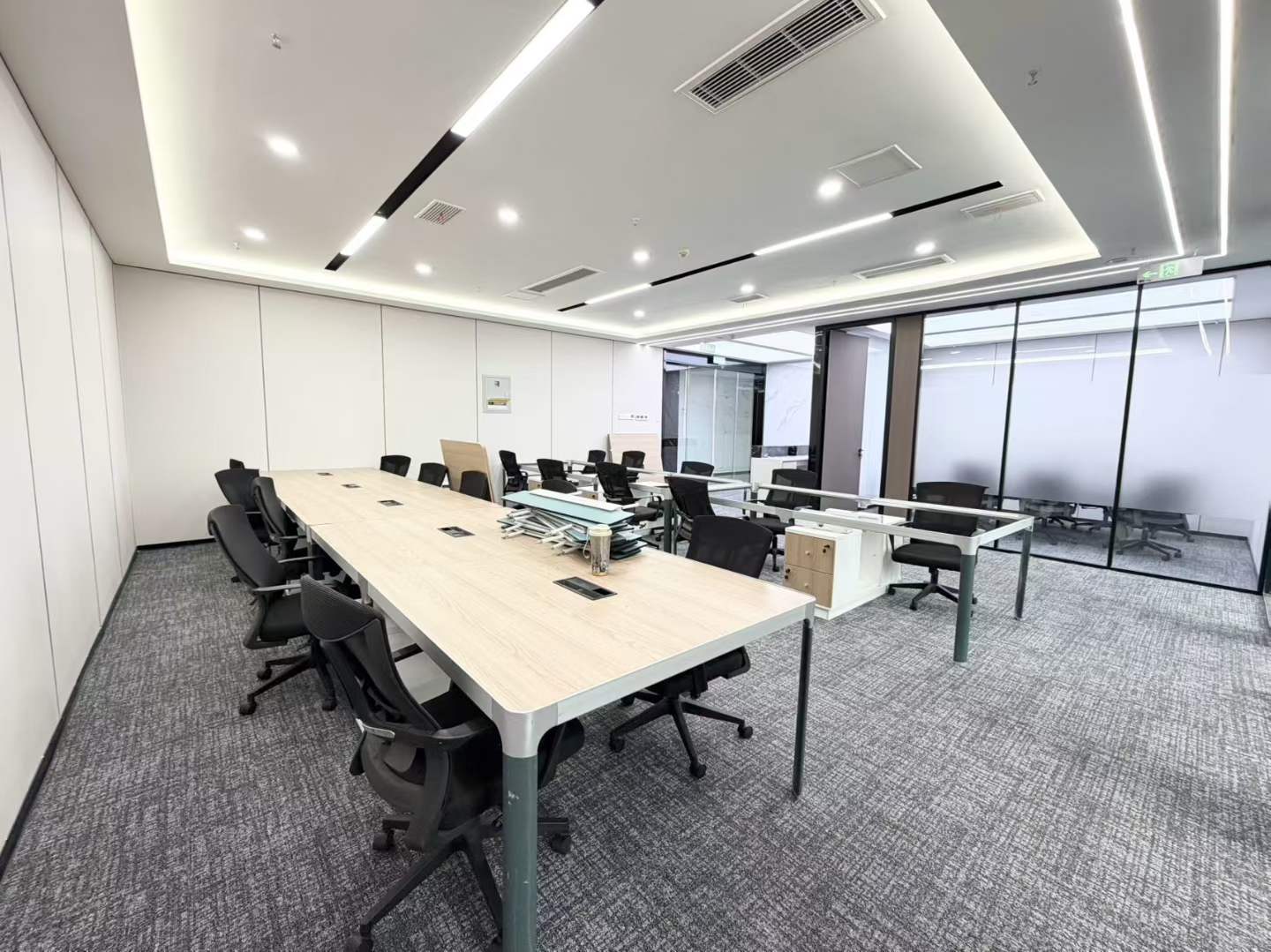 金融城甲写近地铁 214平方 4隔间20工位 3隔间靠窗 带前台 大玻璃窗 精装带家具 中航国际广场办公室出租