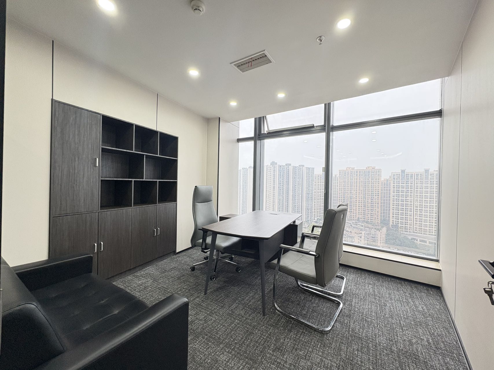 成华区杉板桥地铁三四百米 紧邻东较近 123平方 3隔间8工位 视野巴适 创业办事处优选  多弗国际办公室出租