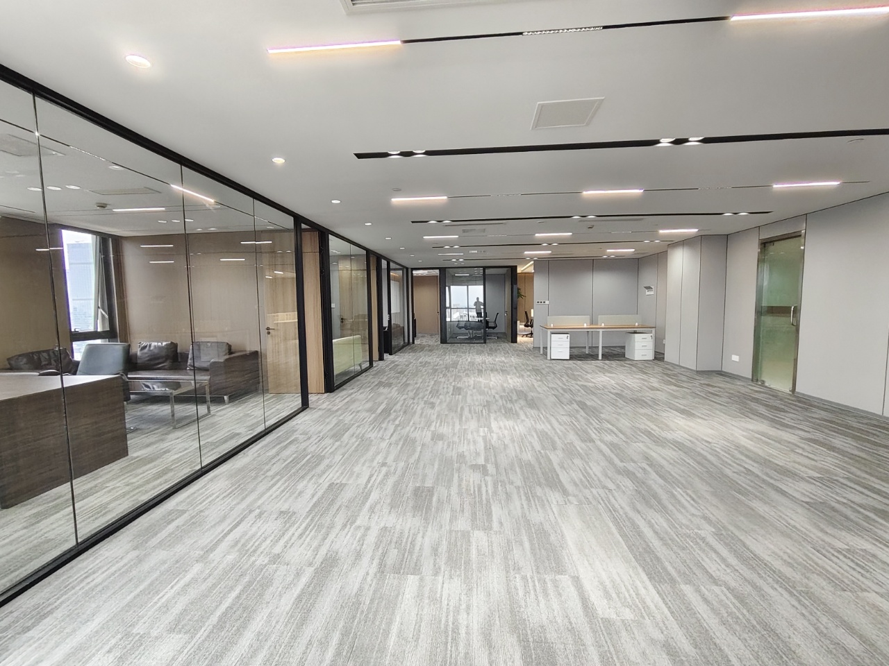 孵化园-三地铁交汇 甲级写字楼 315平方 5隔间30工位 新装修 配套齐全 强力推荐 新中泰国际办公室出租