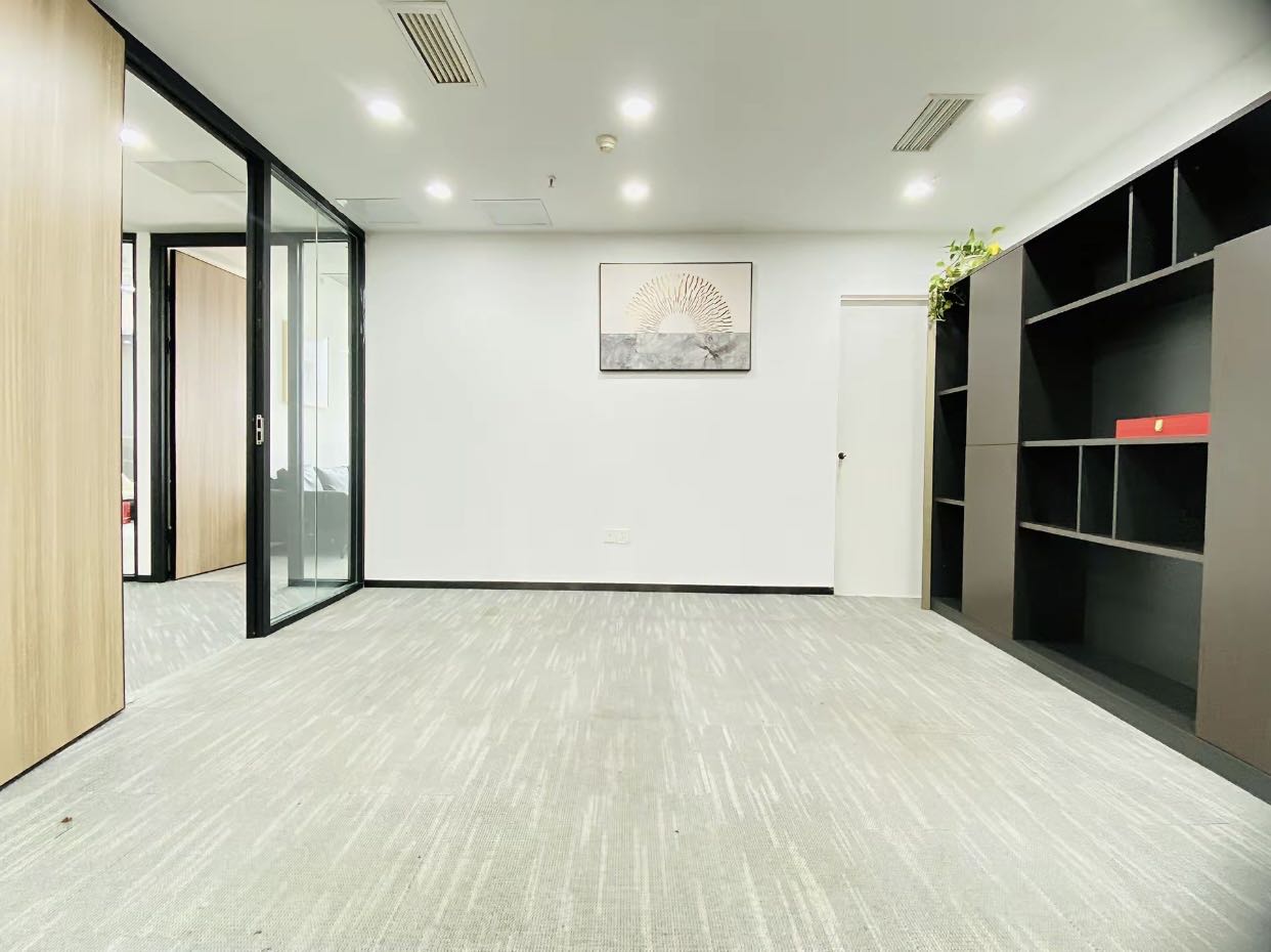 市中心双地铁口 195平 3隔间18工位 周末有空调 精装带家具 时代广场办公室出租