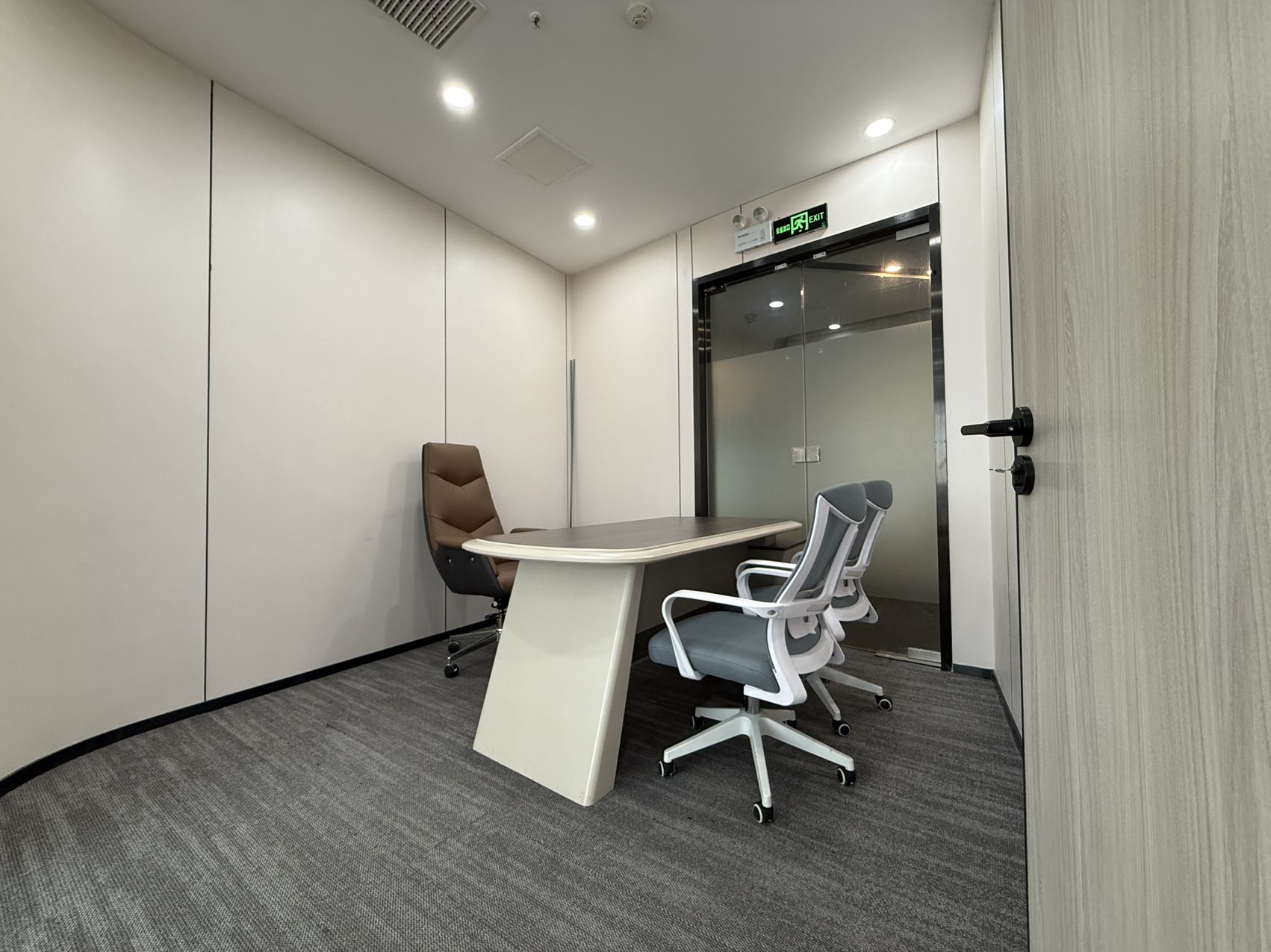 市中心2号线东门大桥甲写精装房源 5隔间30工位 带家具 视野巴适+前台 明宇金融广场办公室出租