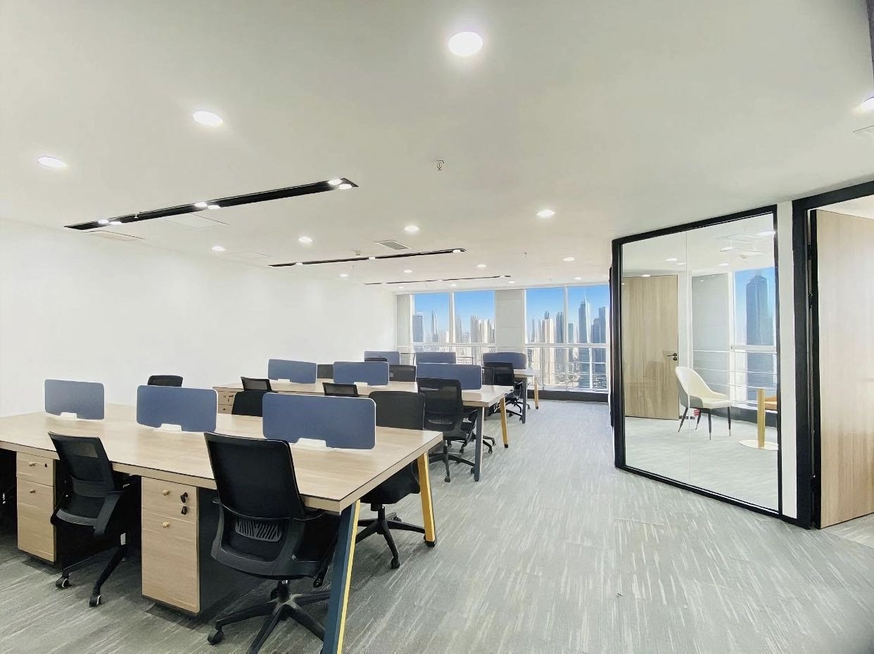 市中心双地铁口 195平 3隔间18工位 周末有空调 精装带家具 时代广场办公室出租