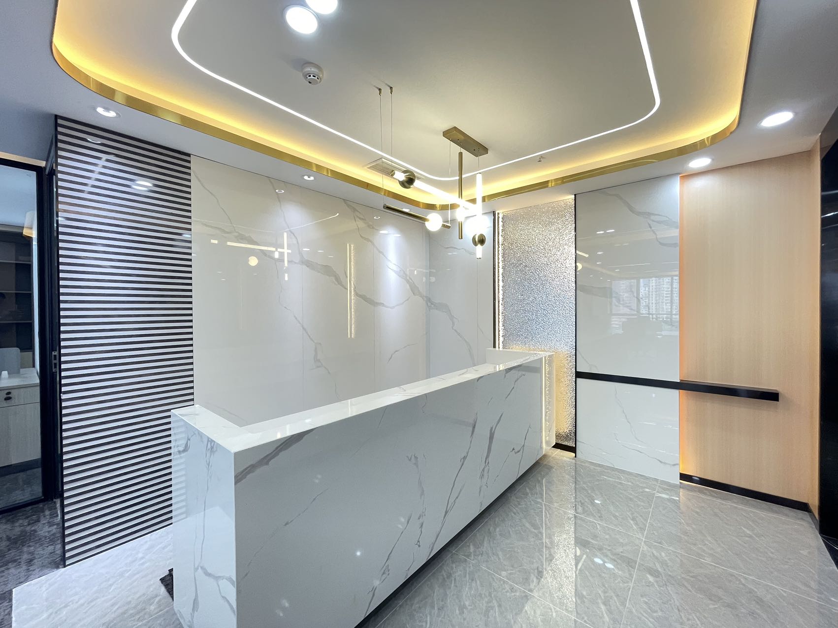 东门大桥地铁口套租 4隔间18工位 24小时空调 双面采光 户型方正 采光视野好 东方广场办公室出租