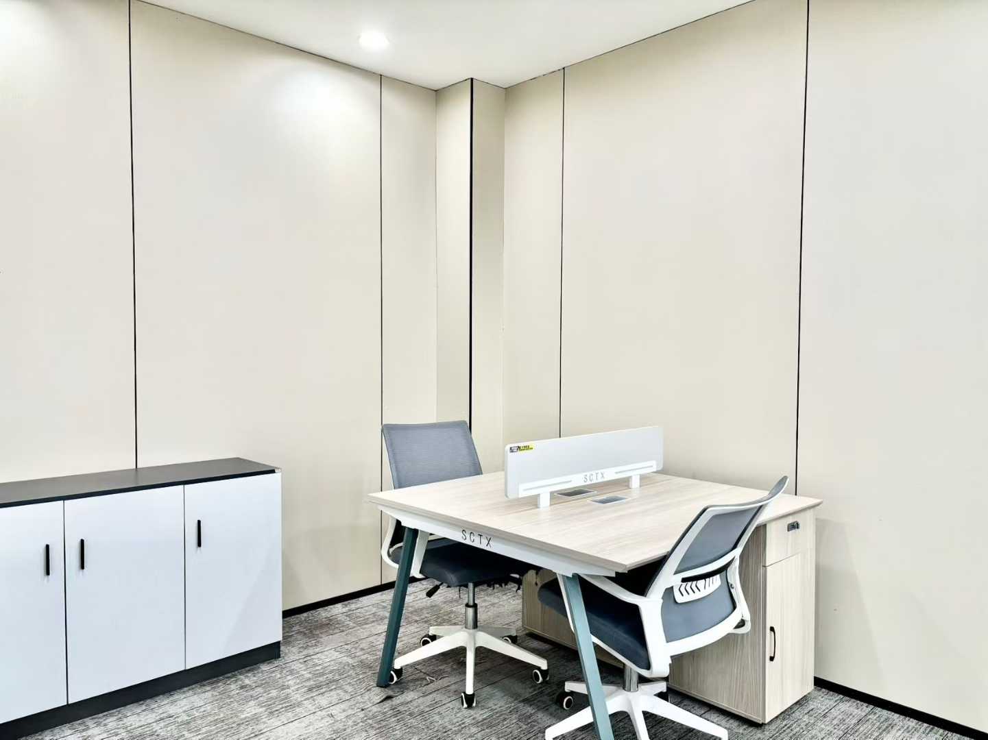 天府三街地铁口 24小时空调 210平 4隔间26工位 报价含物业费 含家具 新希望国际C座办公室出租