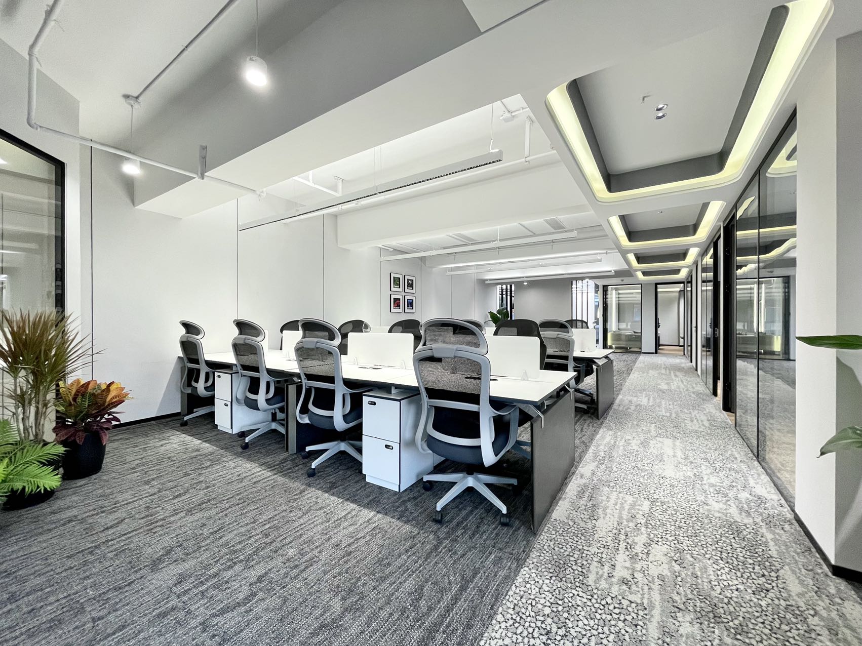 市中心锦江宾馆按套出租 7隔间32工位带休息接待区 正对电梯口 装修风格新颖 上普财富中心办公室出租