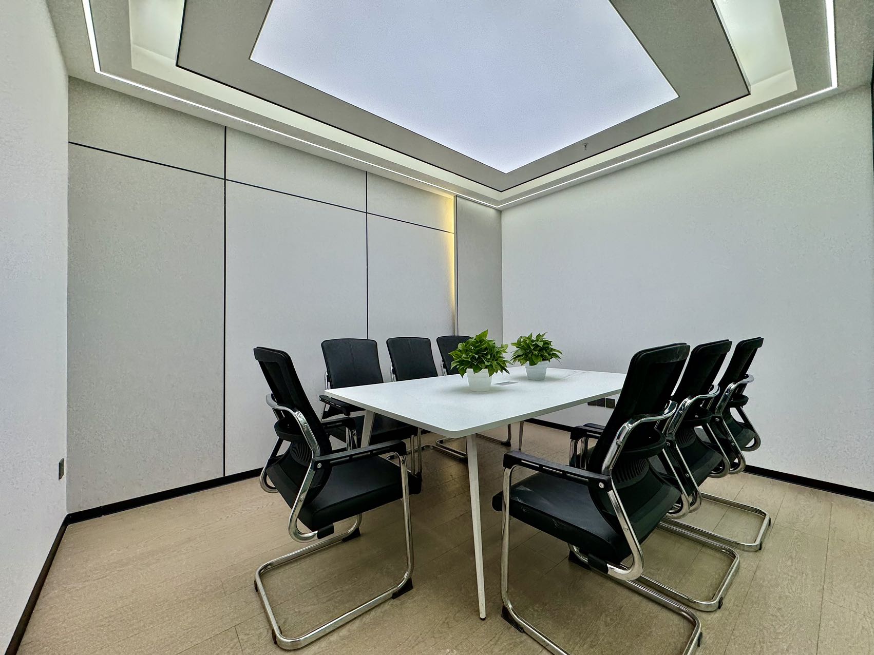 世纪城地铁口精致小面积 3隔间12工位 报价含物业费 精致现代风格 适合创业办事处 东方希望天祥办公室出租