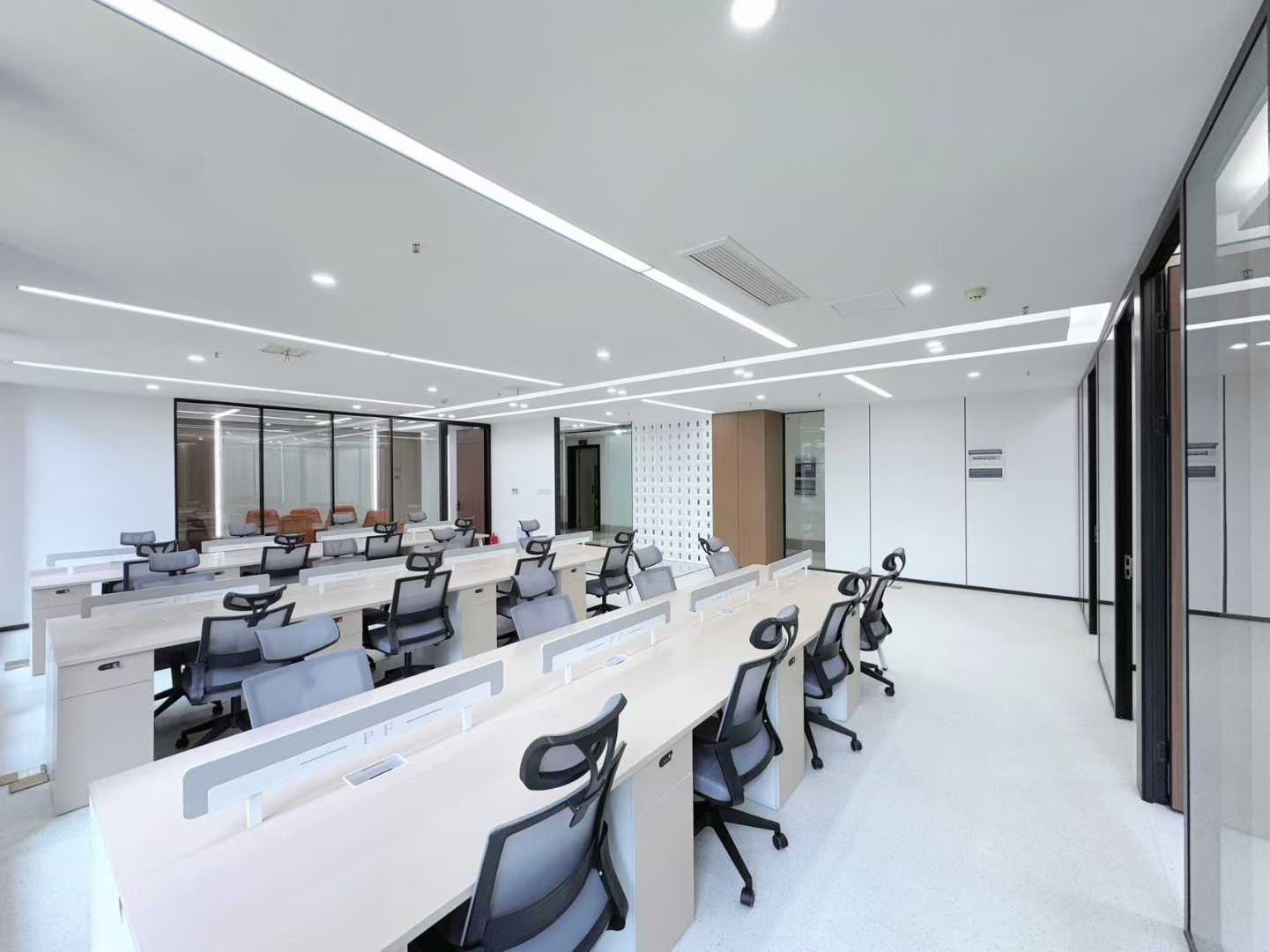 天府三街地铁口 侧对电梯 按套出租含物业费 4隔间30工位 拎包入住 新希望国际办公室出租