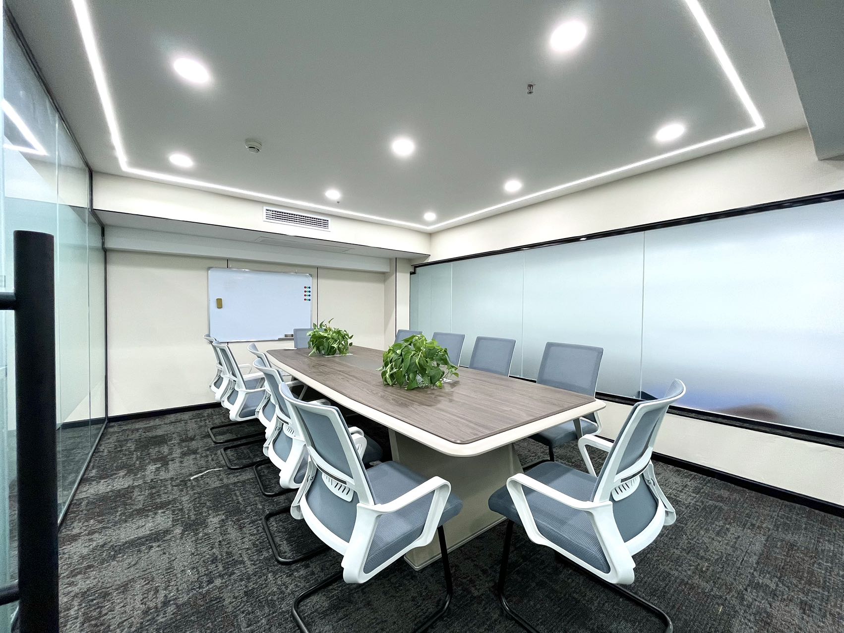 天府三街24小时空调跃层户型 建面140平方 6隔间32工位 精装带家具 物业便宜 泰丰国际办公室出租