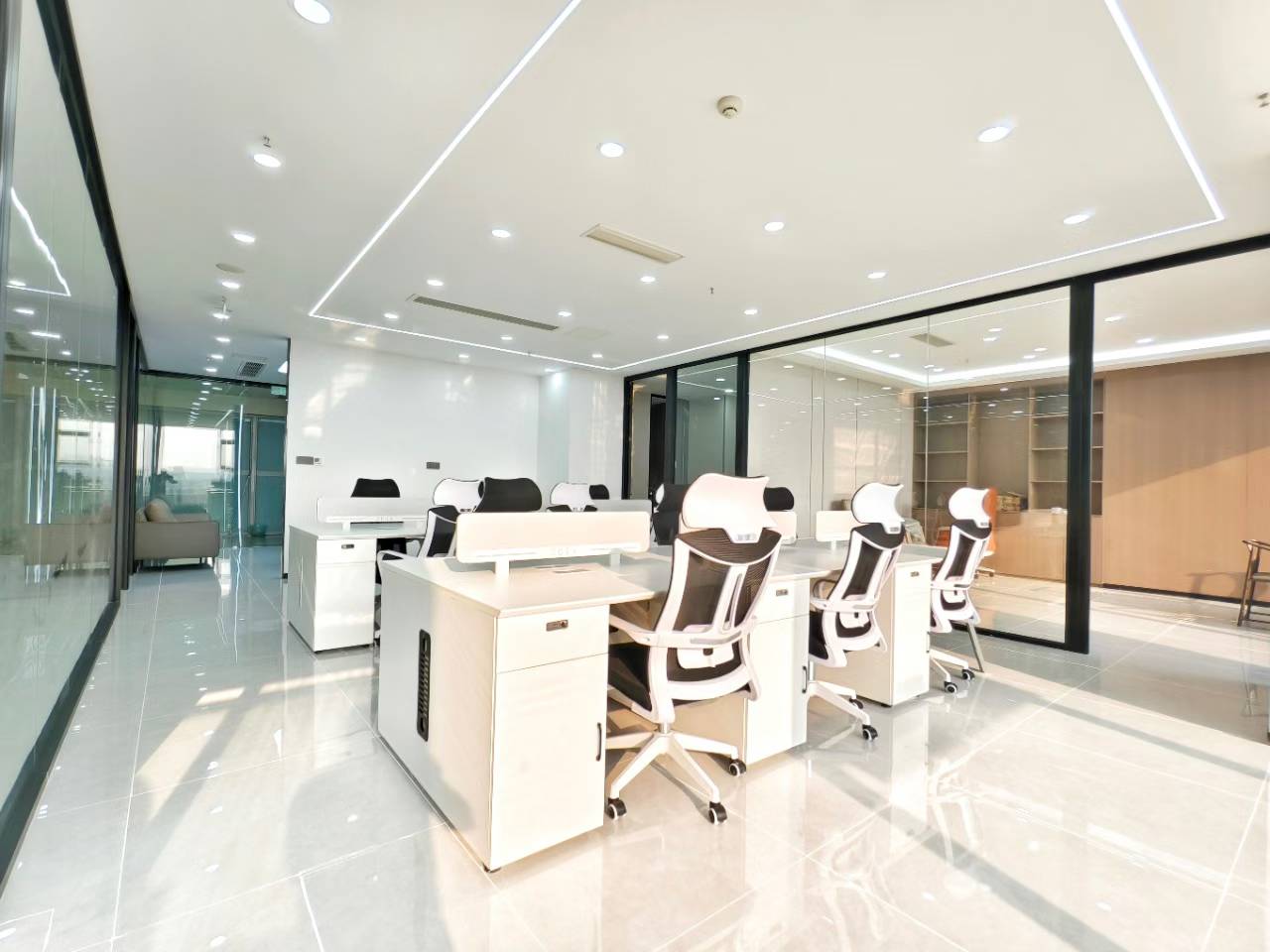 环球中心西区朝外看桂溪公园 240平 5隔间18工位 采光视野巴适 含物业费 环球中心办公室出租