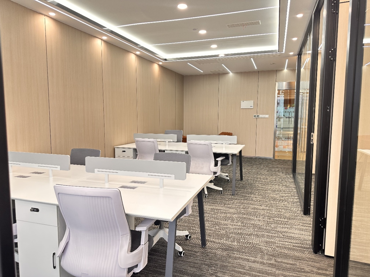 高新区世纪城地铁口甲级小户型 按套出租含物业费 3隔间12工位 电梯口 高区 含网络 东方希望天祥办公室出租