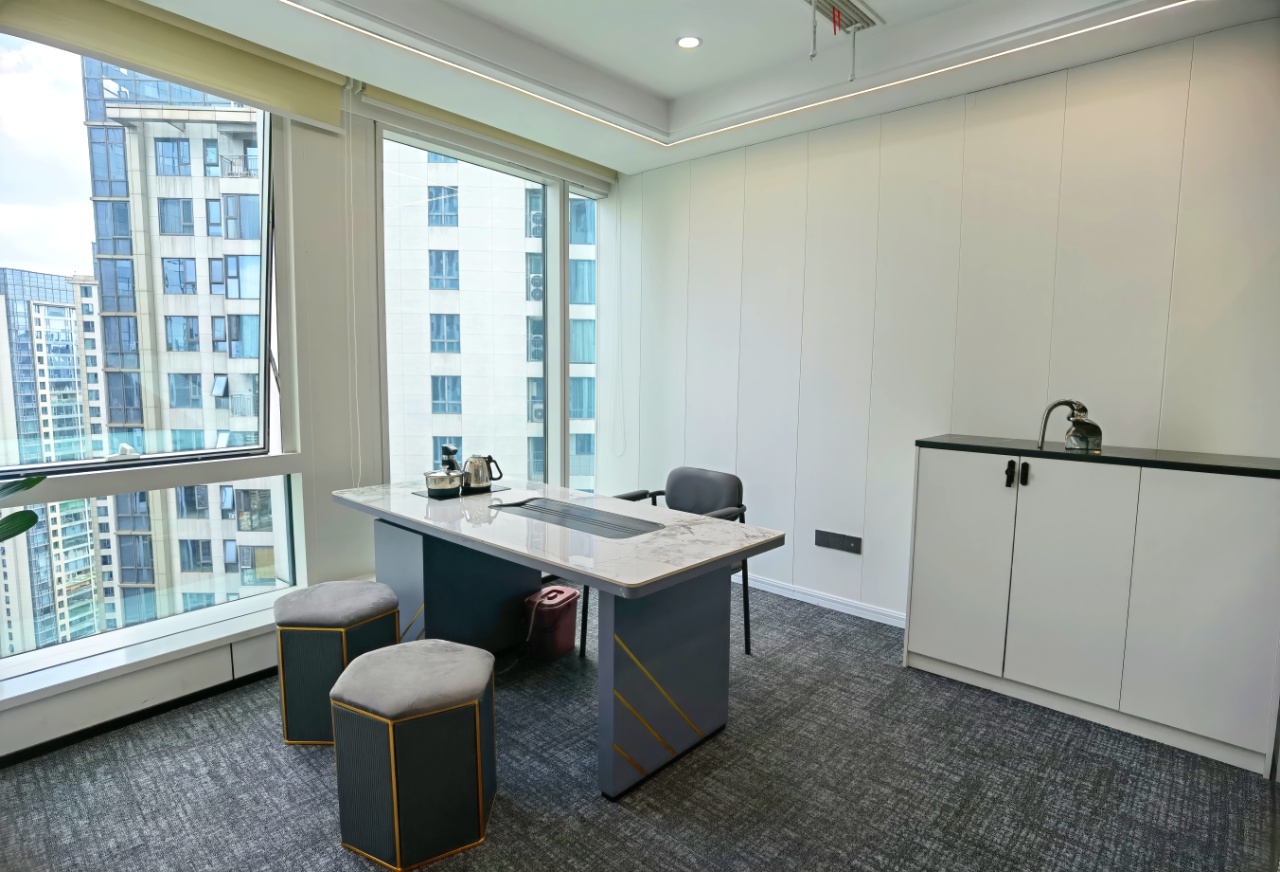 南门-锦江三面环江楼盘 271平方 5隔间24工位 视野看江 景色优美 东南双面采光 复地金融岛办公室出租