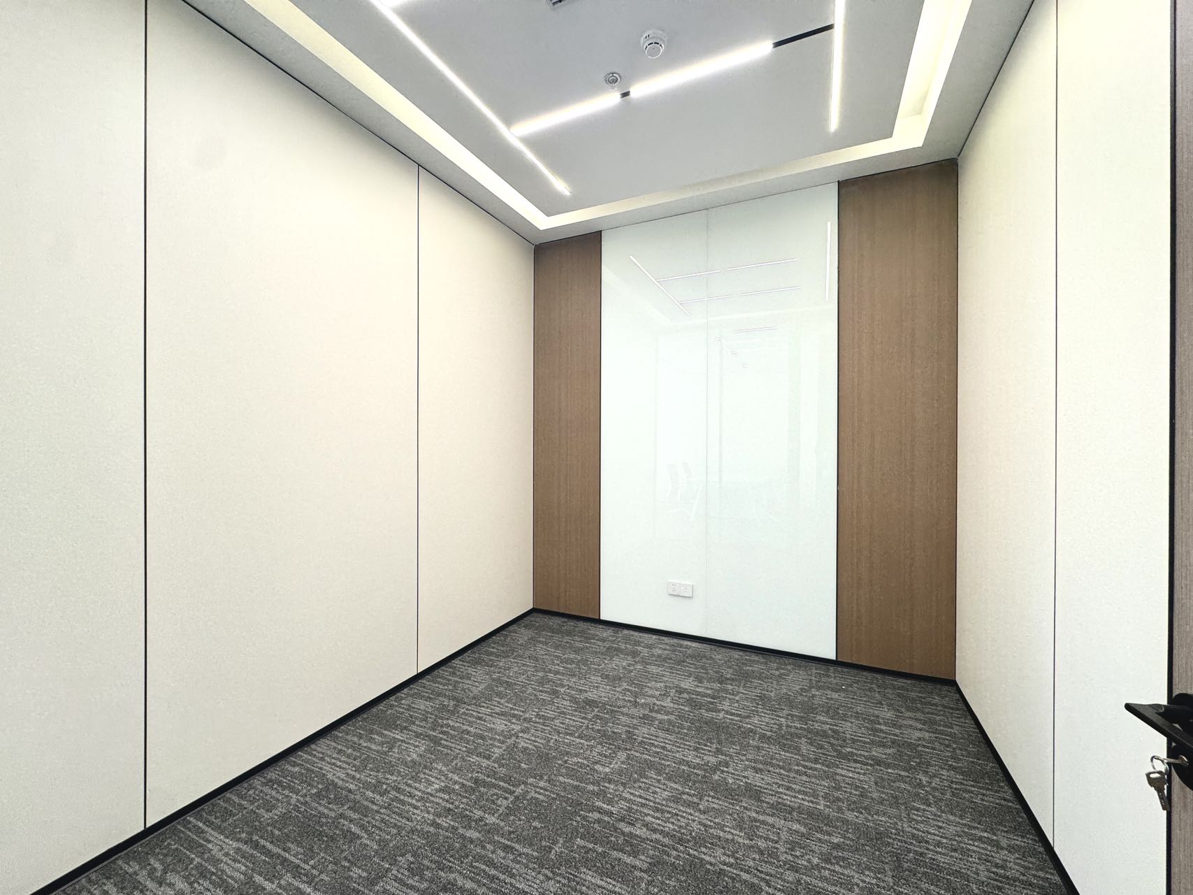 东三环内十里店地铁口 甲级品质楼盘 138平方 3隔间12工位 无加时费 带共享配套龙腾广场办公室出租