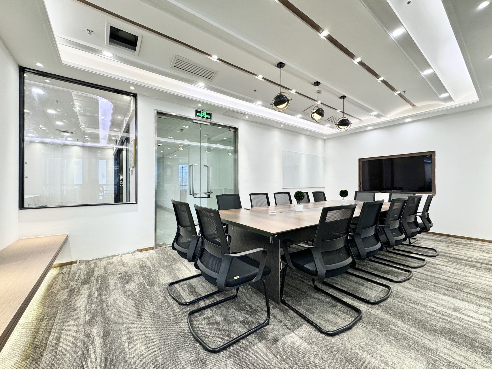 天府二街精选户型 5隔间29工位有接待休息区 双面采光 视野巴适 带家具 蜀都中心办公室出租