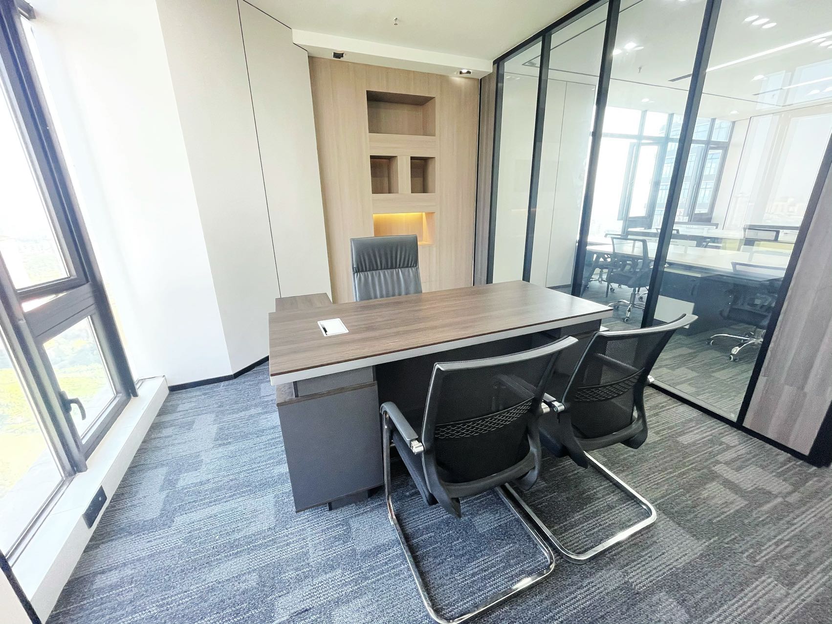 8号线十里店地铁三四百米 套租小面积 3隔间11工位 双面采光 视野巴适 24小时空调 报价含物业费 龙光世纪办公室出租