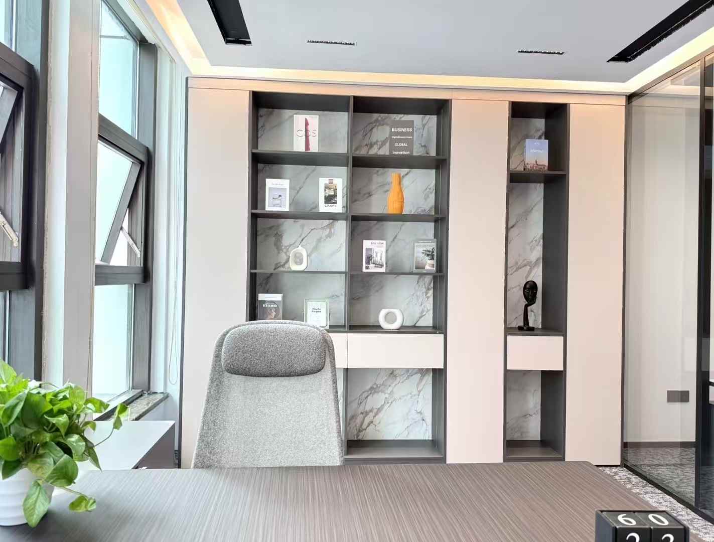 孵化园/金融城稀缺创业办事处小面积 按套出租 2隔间6工位 24小时空调 户型方正 中航国际交流中心办公室出租