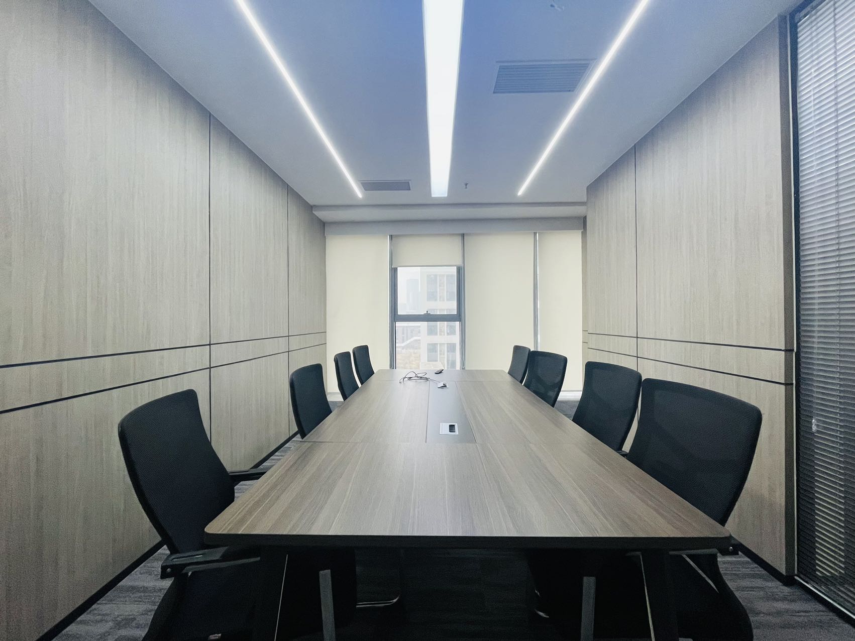 火车东站甲级楼盘 232平方 3隔间24工位 精装带家具 双地铁 交通方便 中环国际办公室出租