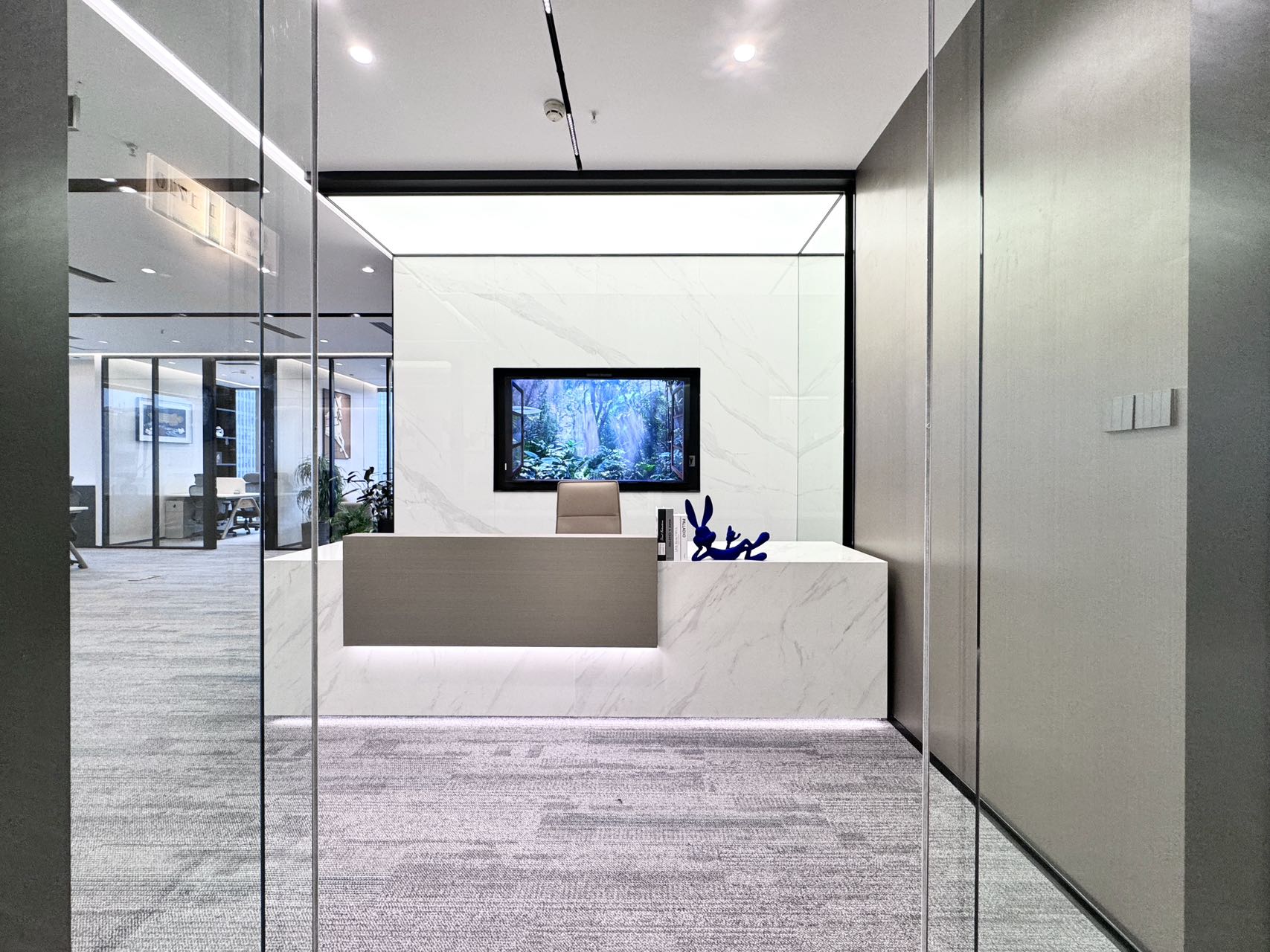 高新区双地铁 紧邻金融城 4隔间28工位 形象墙带电子屏 双面采光 带家具 视野巴适 无加时费 晶科一号办公室出租|高新区写字楼|高新区办公室|租小团