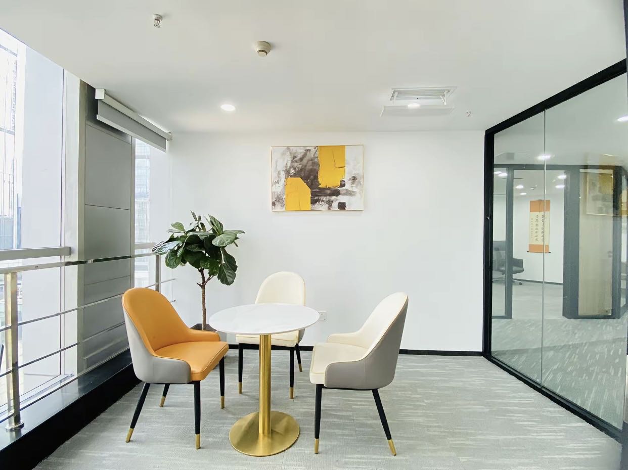 市中心双地铁口 195平 3隔间18工位 周末有空调 精装带家具 时代广场办公室出租