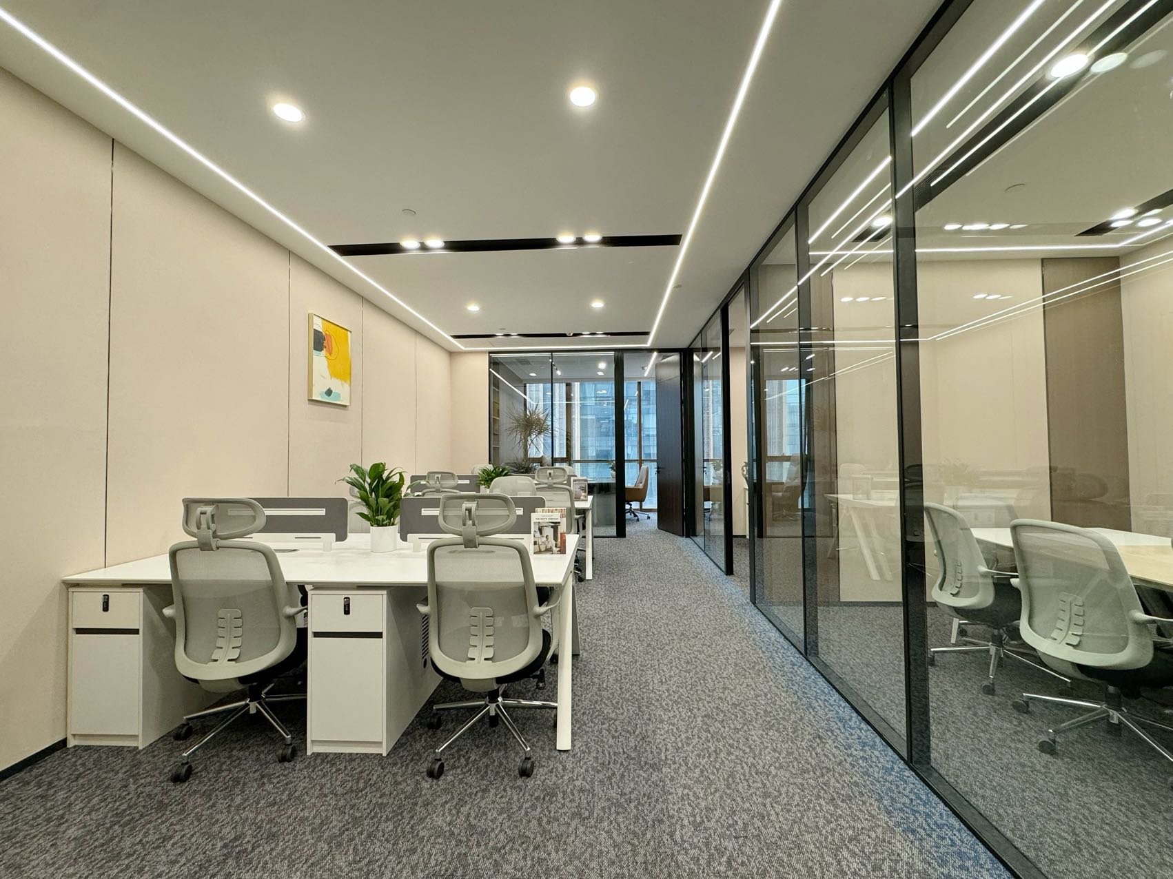 高新区世纪城地铁口 优质小面积 136平 3隔间12工位 精装带家具 周边配套齐全 东方希望广场办公室出租|高新区写字楼|高新区办公室|租小团