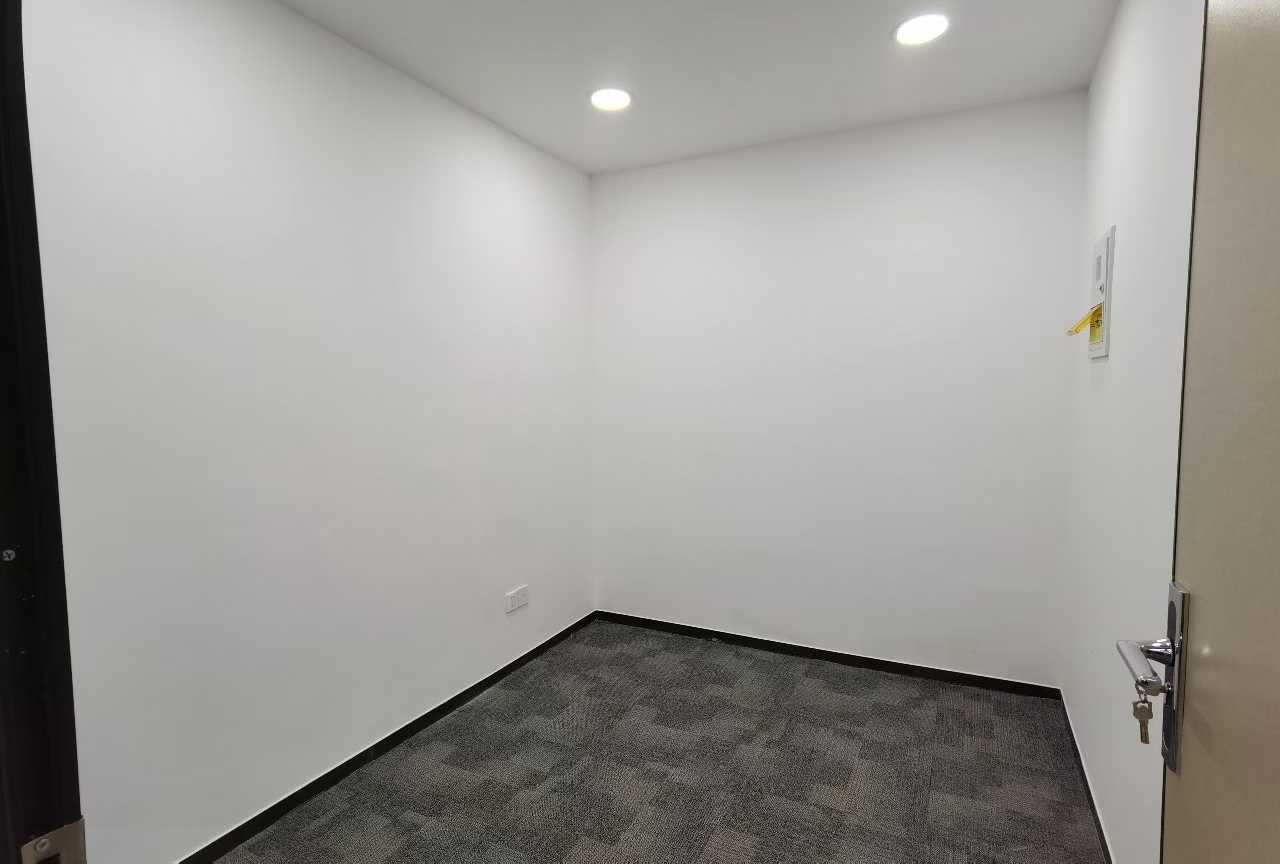 火车南站甲级精装电梯口户型 285平方 特价出租 3独立隔间1会议室42工位 朝东 有摆渡车 安格斯国际办公室出租