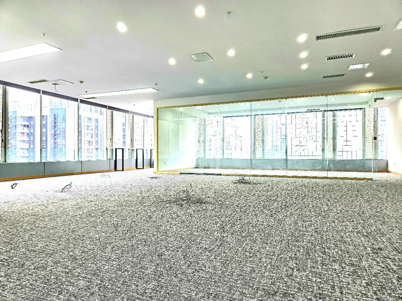 金融城电梯口双面采光户型 视野巴适 364平 5隔间40工位 带大隔间 可租可售 中航国际广场办公室出租