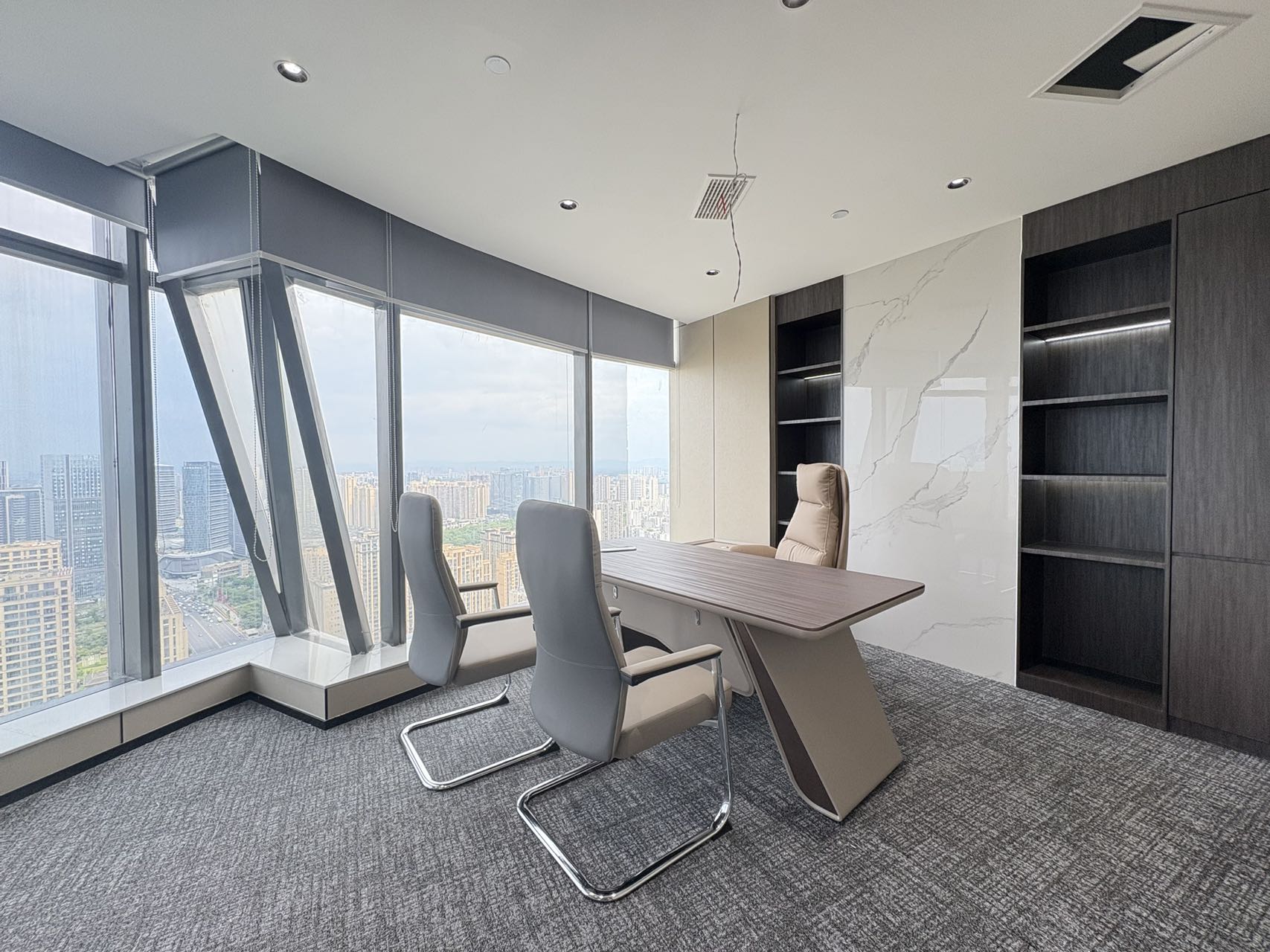 杉板桥/东郊记忆甲级楼盘 211平方3隔间18工位 落地大窗 采光视野非常安逸 精装带家具 多弗国际办公室出租