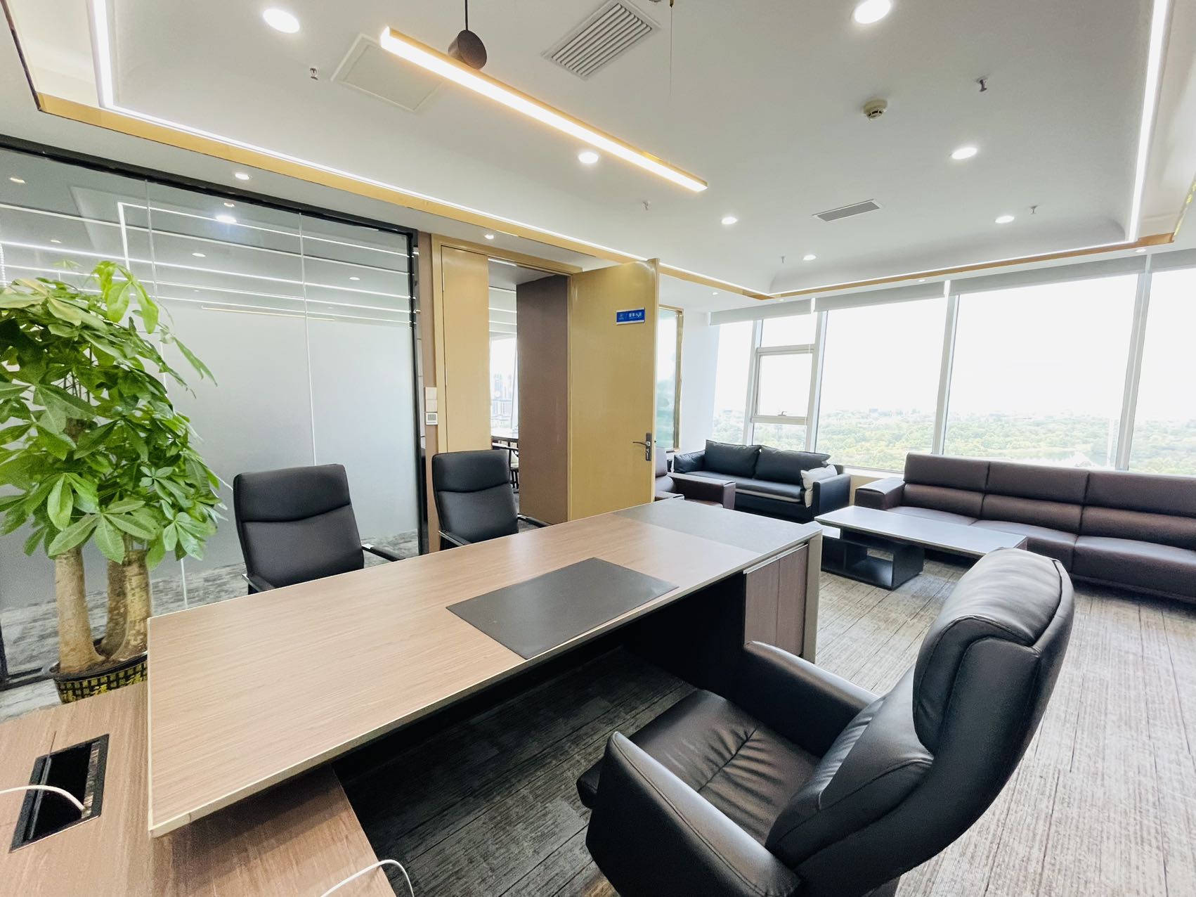 高新区环球中心378平精装办公室带家具 户型方正 采光通透 含物业