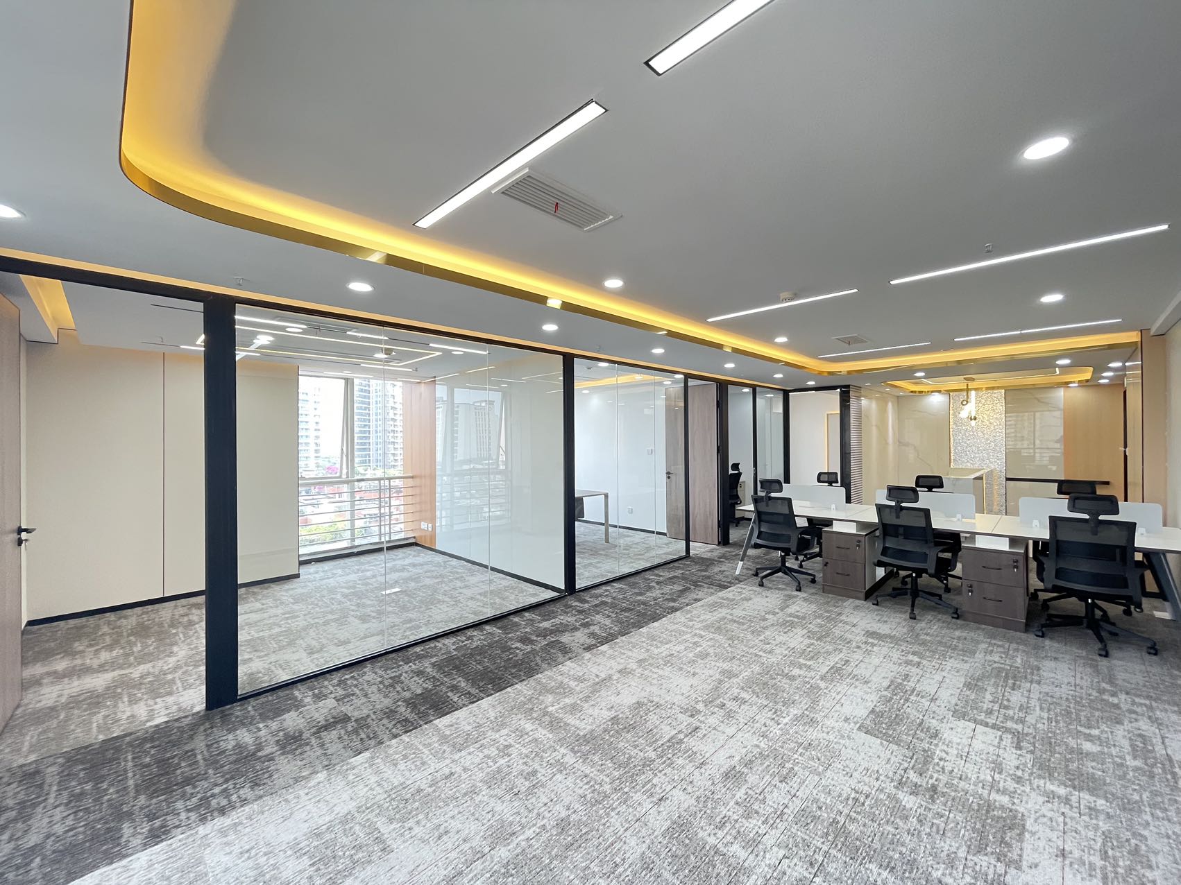 东门大桥地铁口套租 4隔间18工位 24小时空调 双面采光 户型方正 采光视野好 东方广场办公室出租