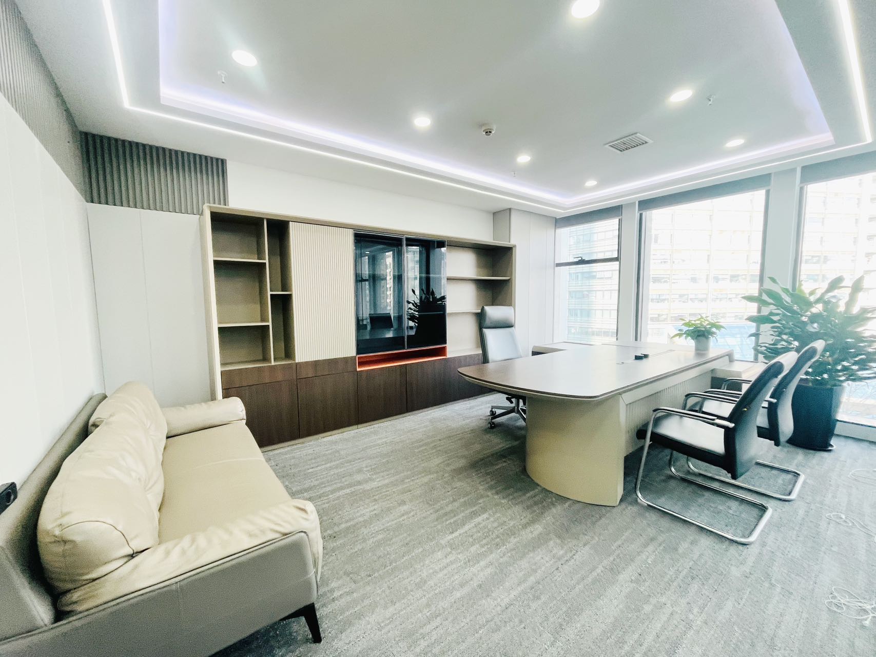 武侯区桐梓林地铁口 按套出租 7隔间40工位 精装带家具 含物业费 新希望大厦办公室出租