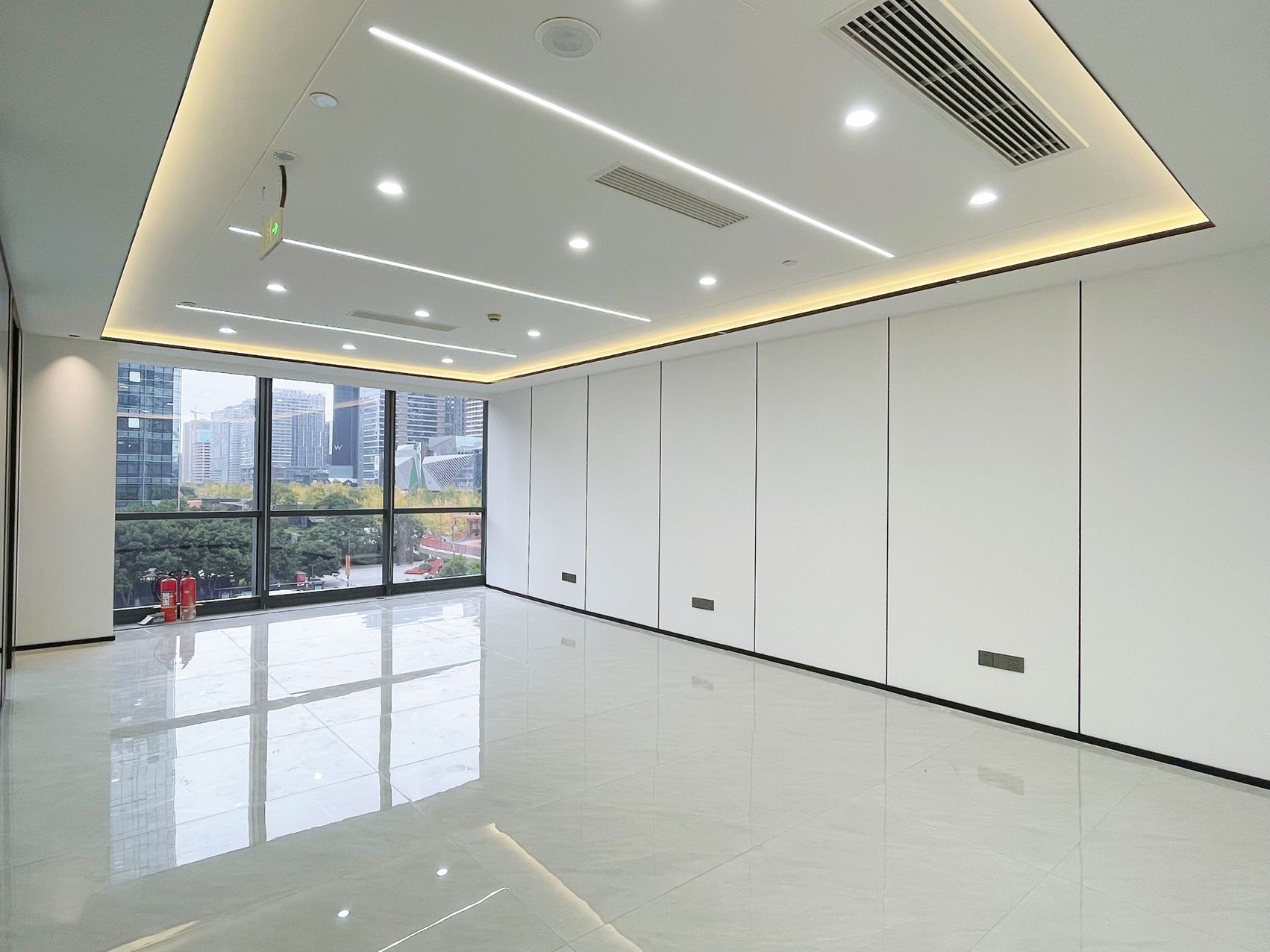 金融城甲级写字楼 按套出租 户型方正 4隔间18工位 低区看交子环 利用率高 东方希望中心办公室出租