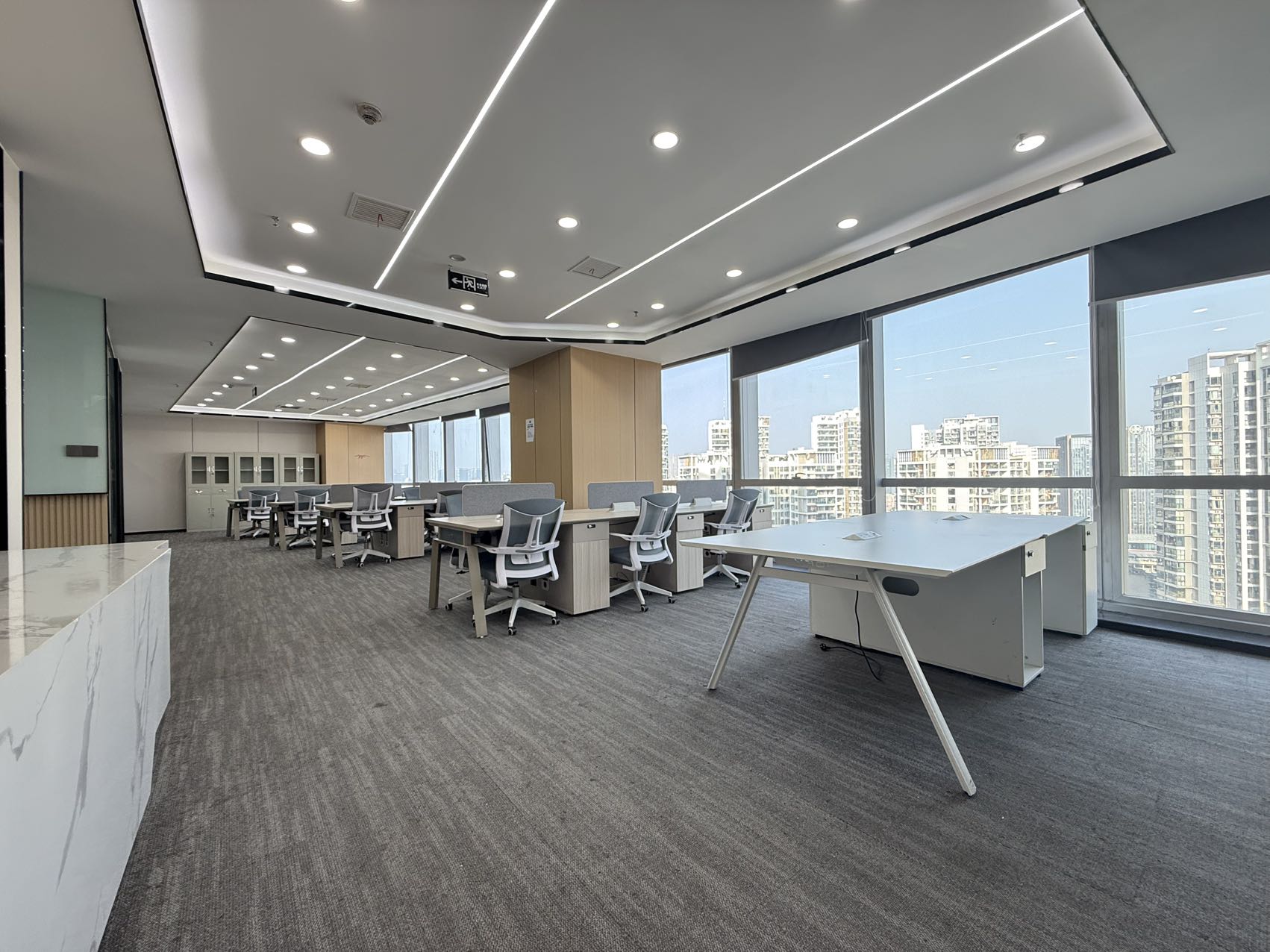 市中心东门大桥地铁三百米 按套出租 4隔间30工位 视野巴适 采光面大 含普票含物业费 明宇金融广场办公室出租