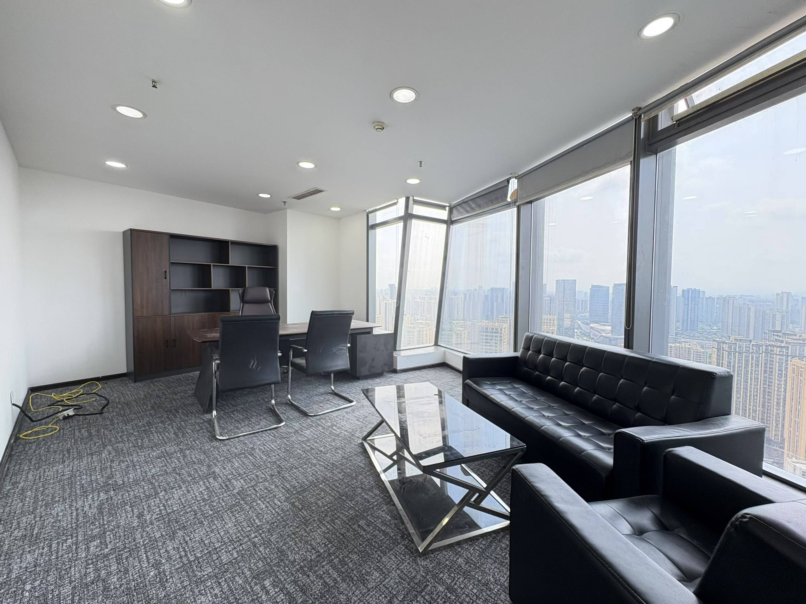 成华区杉板桥地铁几百米 188平 3隔间24工位 正对电梯口 采光面大 多弗国际办公室出租