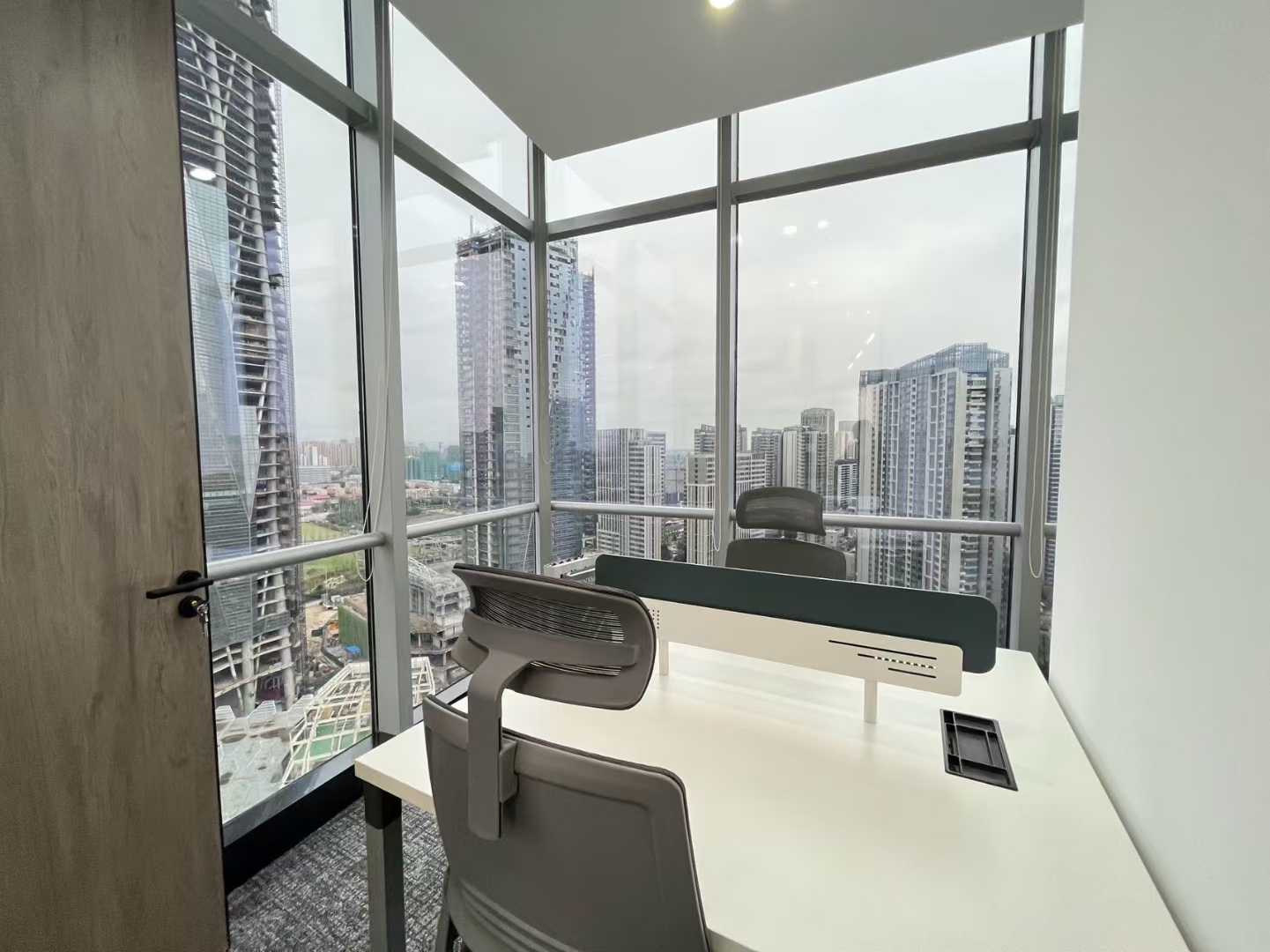 2号线洪河地铁三四百米 甲级楼盘 196平方 4隔间16工位 双面采光 精装带家具 视野非常巴适 绿地468锦峰办公室出租