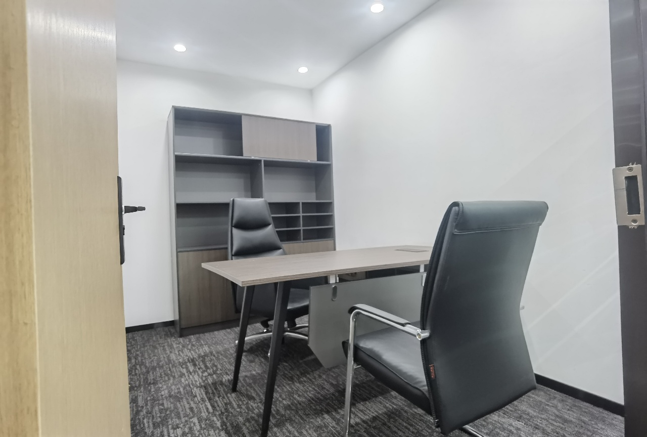 桐梓林地铁口甲级楼盘 178平方 4隔间12工位 产权出租 带家具 国航世纪中心办公室出租