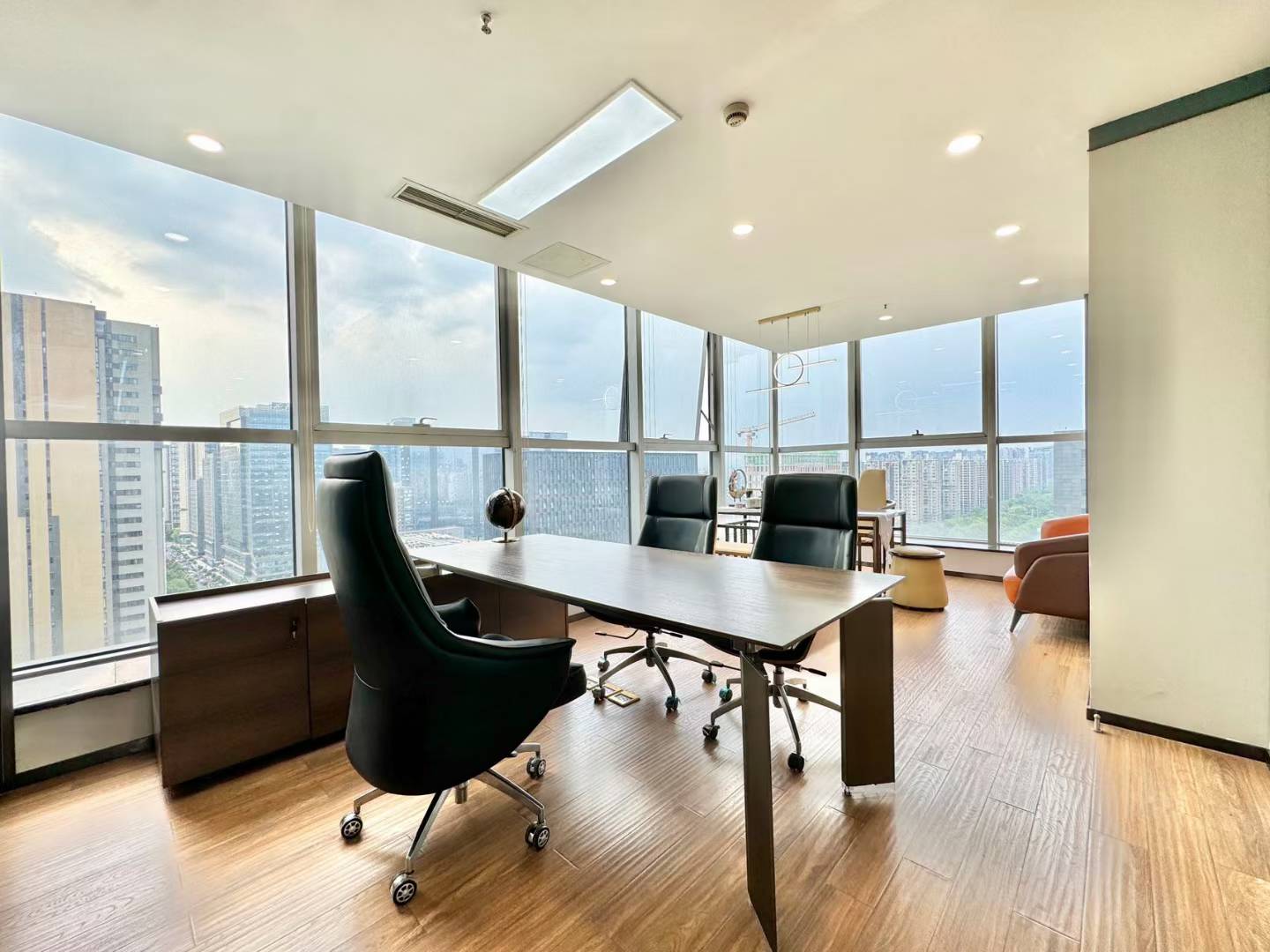 金融城24小时空调楼盘 按套出租 5隔间24工位带休息区 正对电梯口 采光巴适 布鲁明顿办公室出租