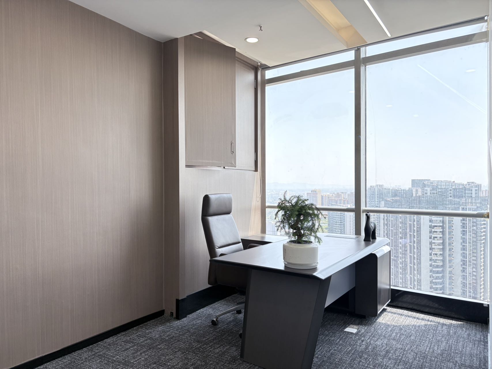 锦江区洪河地铁三四百米 208平 3隔间16工位 双面采光户型 高区视野绝佳 甲级楼盘 绿地锦峰办公室出租