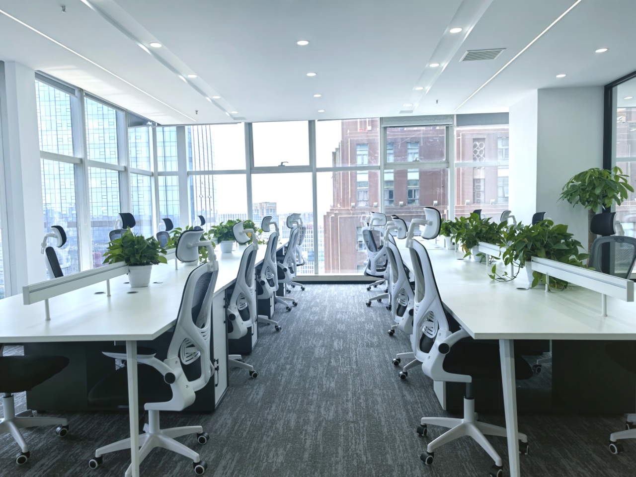 三街甲写精装双面采光 193平 4隔间20工位 现代极简风格 采光舒服 带家具大前台 香年广场办公室出租