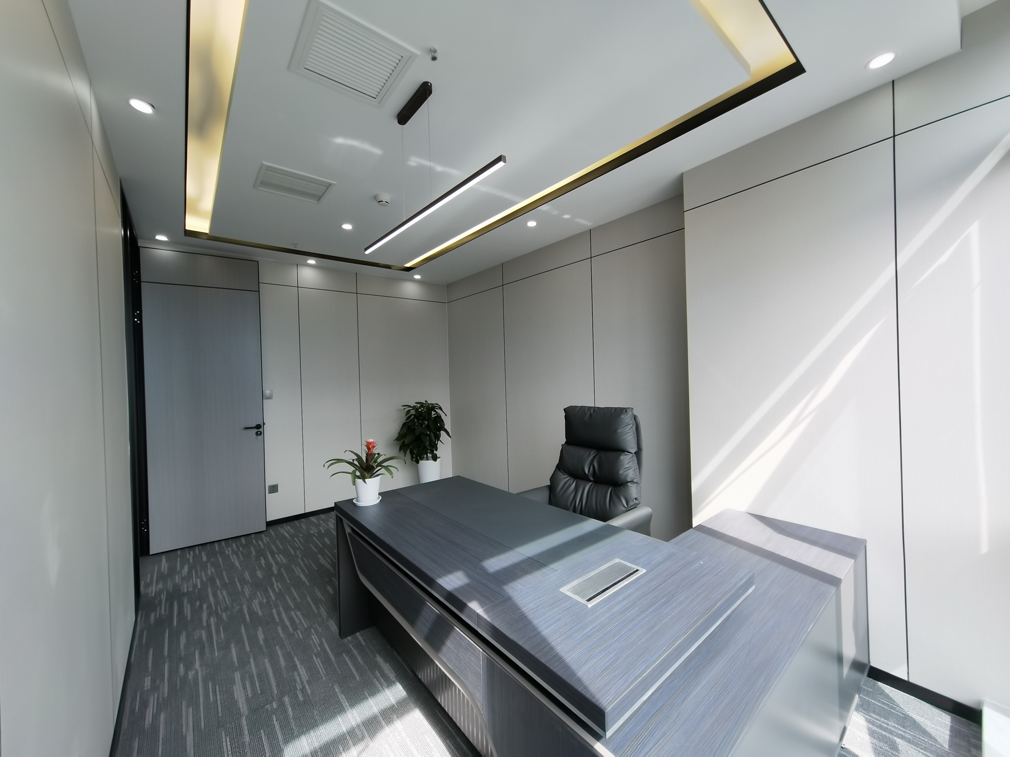 成华区近理工大学 156平方 3隔间12工位 双面采光 24小时空调 近地铁 龙光世纪中心办公室出租