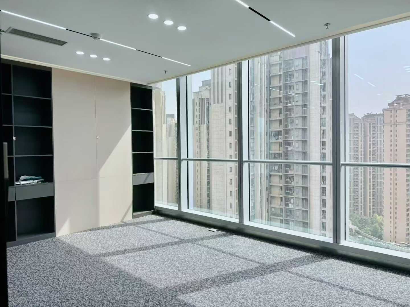 攀成钢版块 东大路地铁两三百米甲写 289平方 双面采光 户型方正 采光巴适 光环中心办公室出租