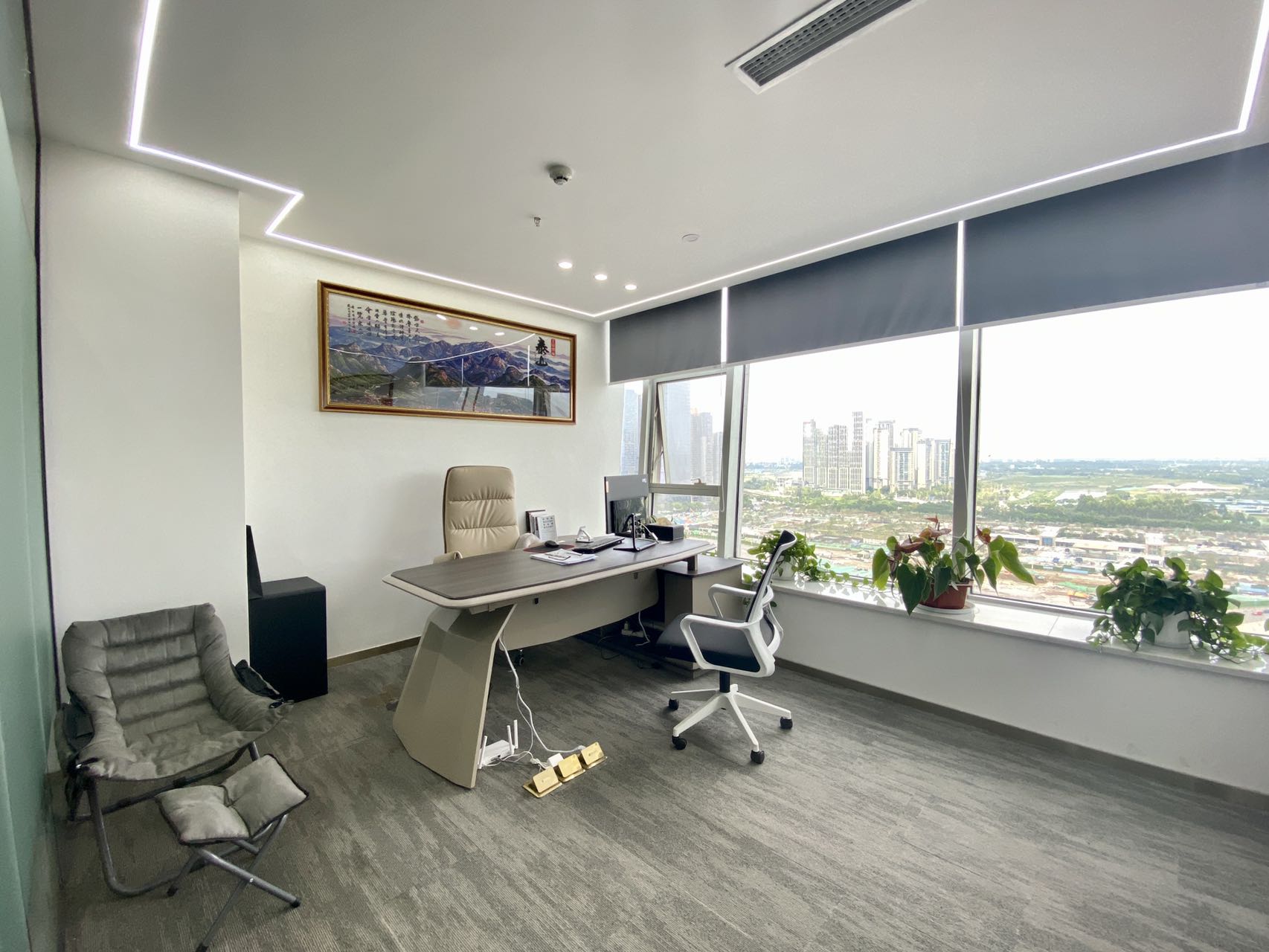 高新区环球中心精装办公室带家具 120平 3隔间8工位