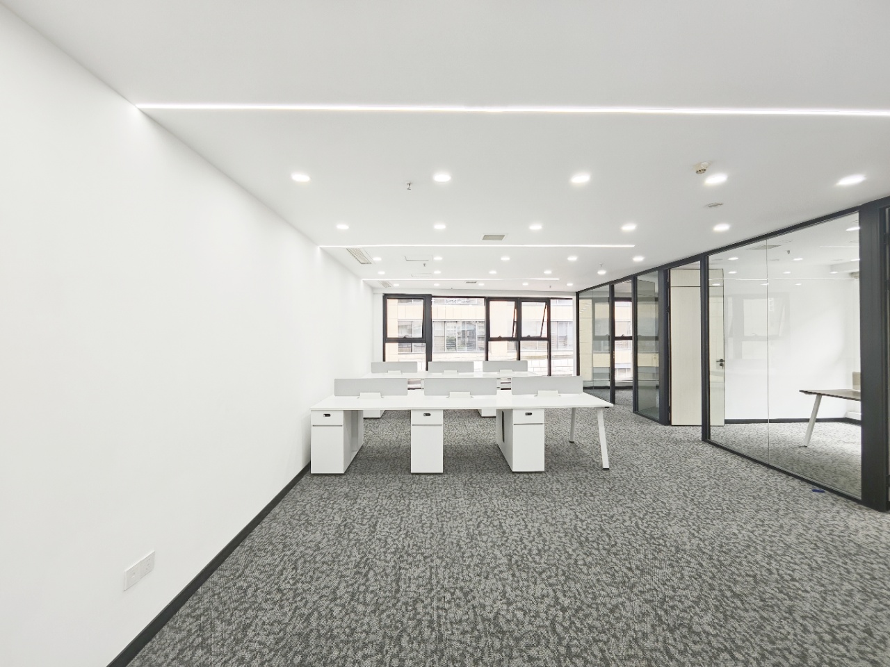 孵化园特价房出租 3隔间24工位 服务面积165平 双面采光 含家具 空调到晚8 德商国际办公室出租|高新区写字楼|高新区办公室|租小团