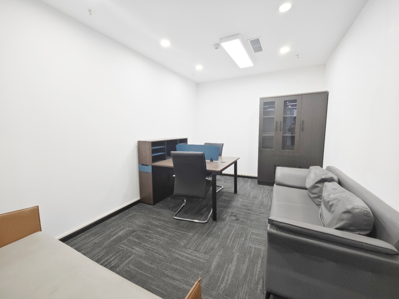 5号线骑龙地铁几百米 按套含物业费 4隔间24工位 24小时空调 价格可谈 美行中心办公室出租