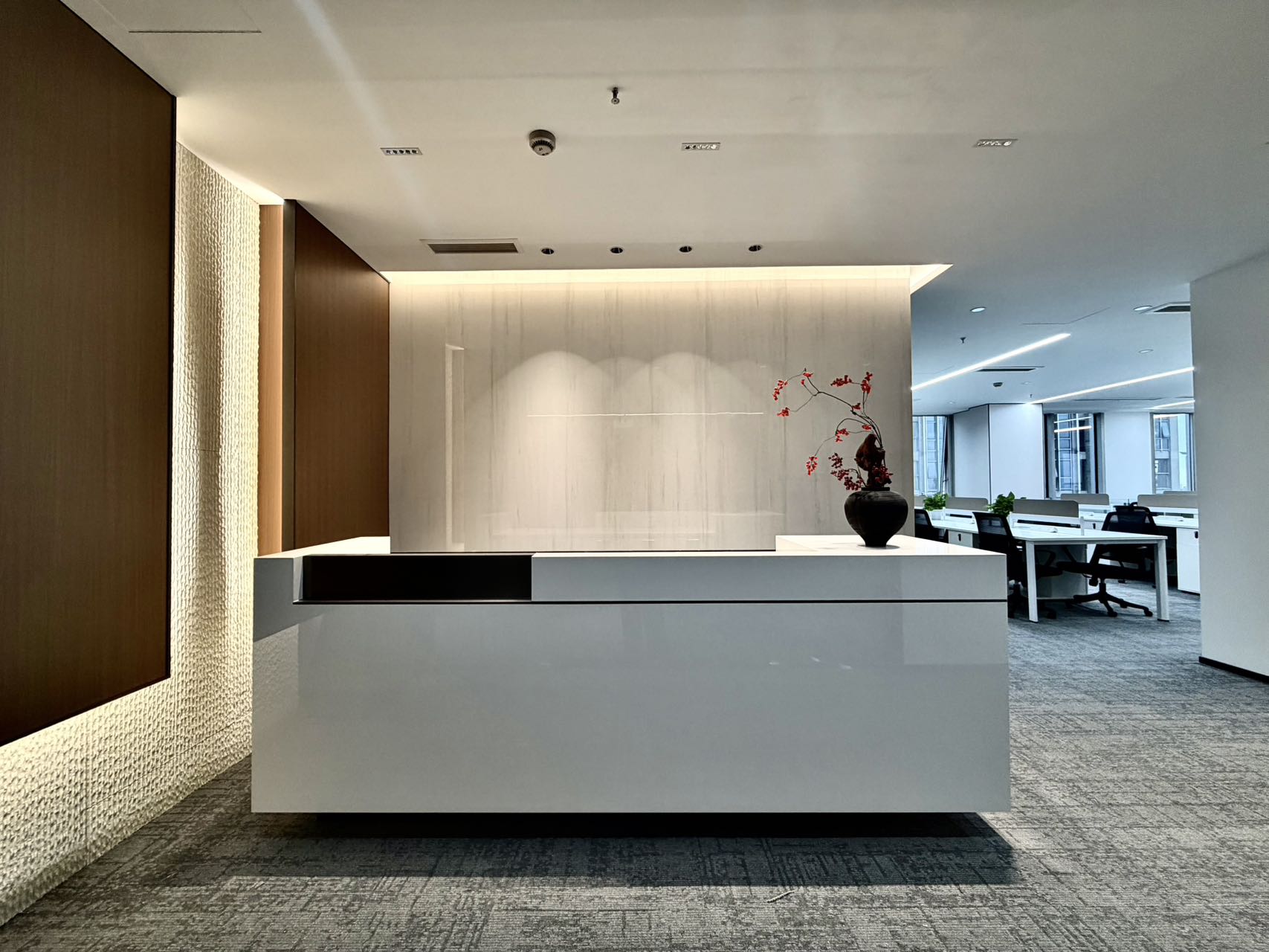 近攀成钢区域 整层打造 双面采光 带共享配套 按套4隔间22工位 含物业费 摩根中心办公室出租