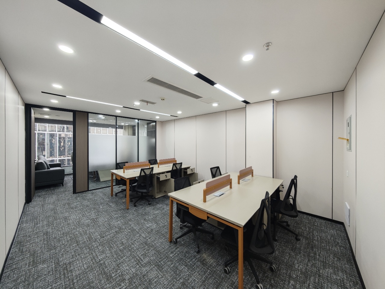 火车南站创业小户型 1隔间10工位带形象墙 交通方便 含物业费 安格斯国际办公室出租