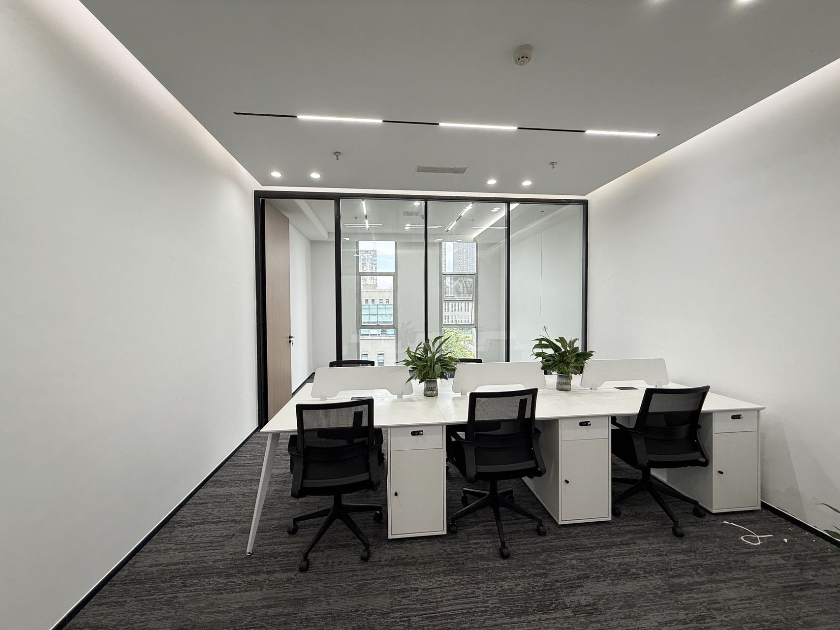 天府五街软件园稀缺小面积 创业办事处首选 按套出租 1隔间9工位 报价5500元含物业费 软件园办公室出租