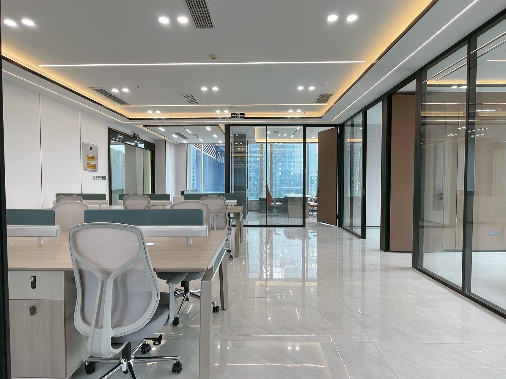 金融城三面采光优质户型 按套出租 5隔间16工位 视野非常安逸 轻奢新装 通透大气不失格调 中航国际广场办公室出租