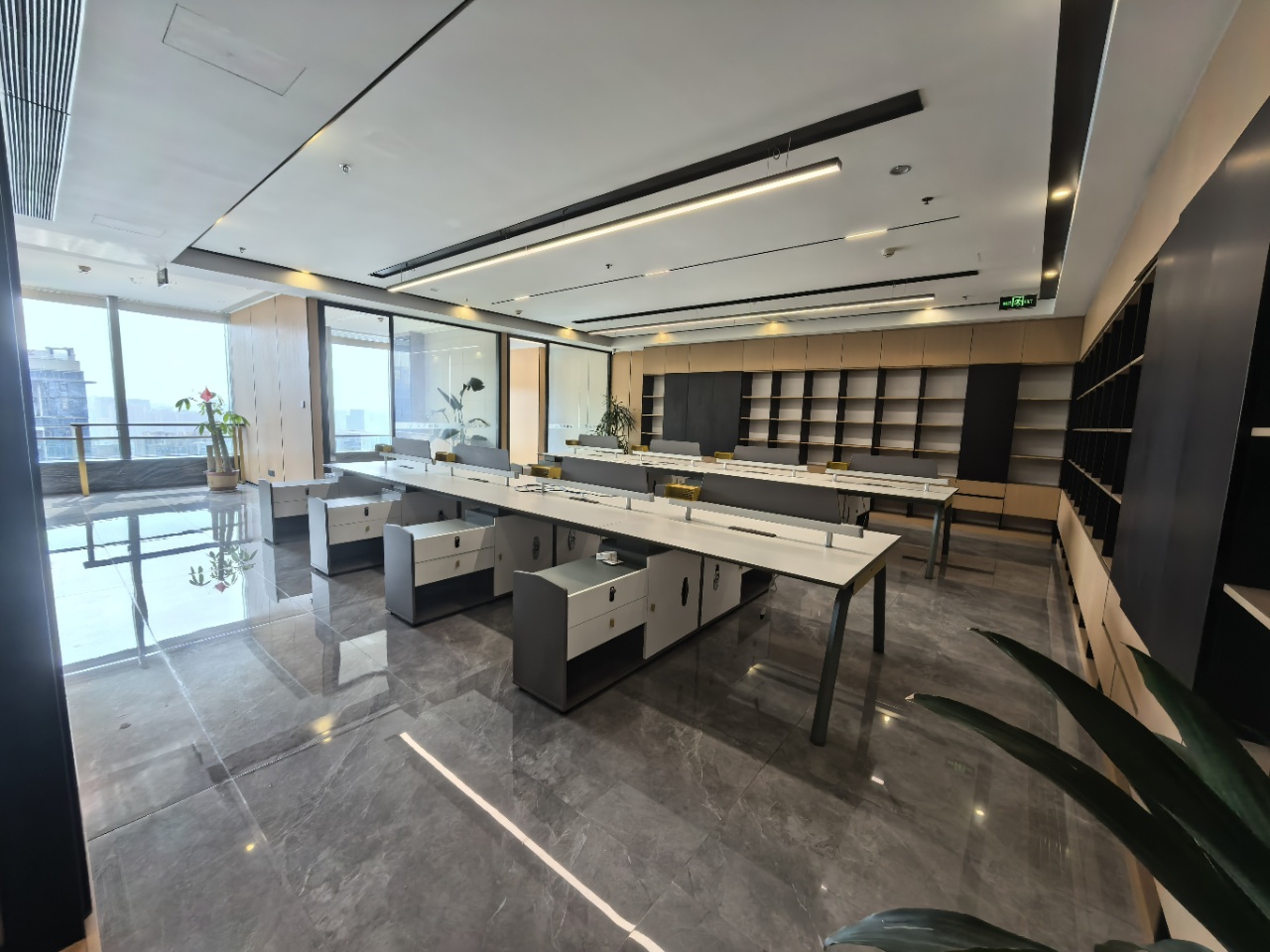 攀成钢-东大路地铁口 超甲楼盘 200平方 3隔间+会议室+20工位 高区视野 电梯口旁 环球都汇广场办公室出租
