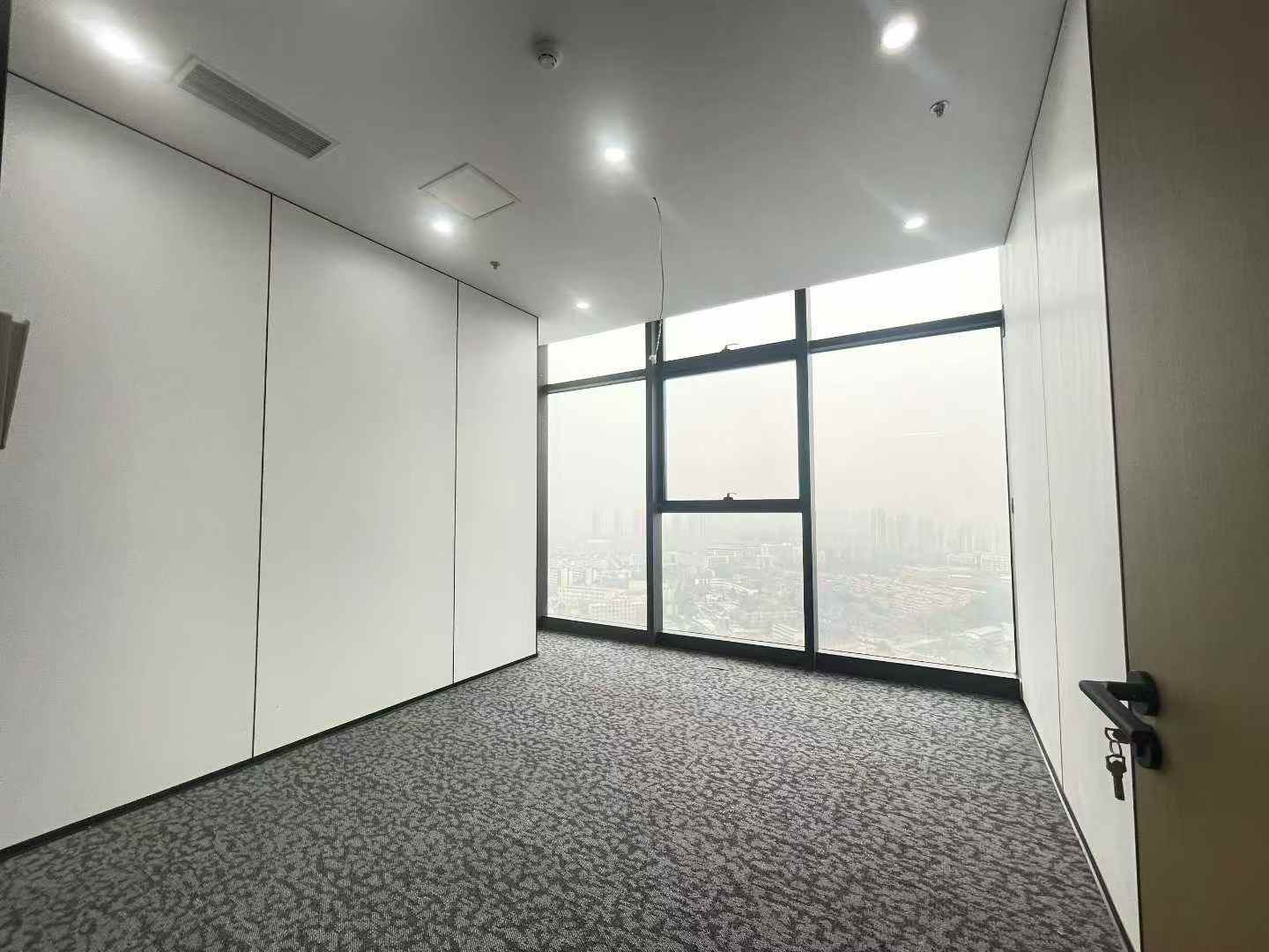 成华区十里店地铁口甲级楼盘 289平 4隔间30工位 高区视野无遮挡 大隔间 龙腾广场办公室出租