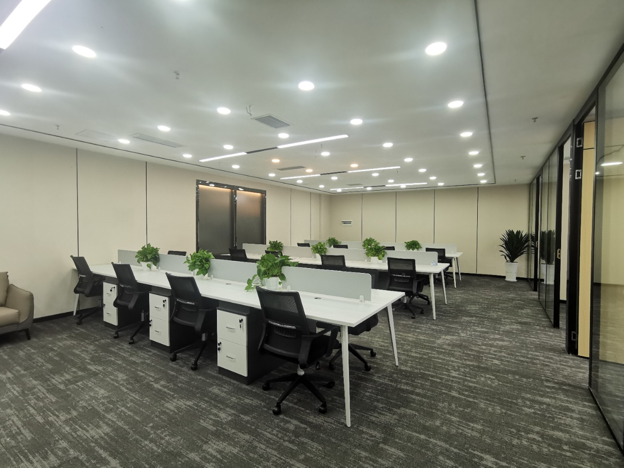 香年广场精装办公室高楼层小面积100平2隔间17工位采光好户型方正带全套办公家具
